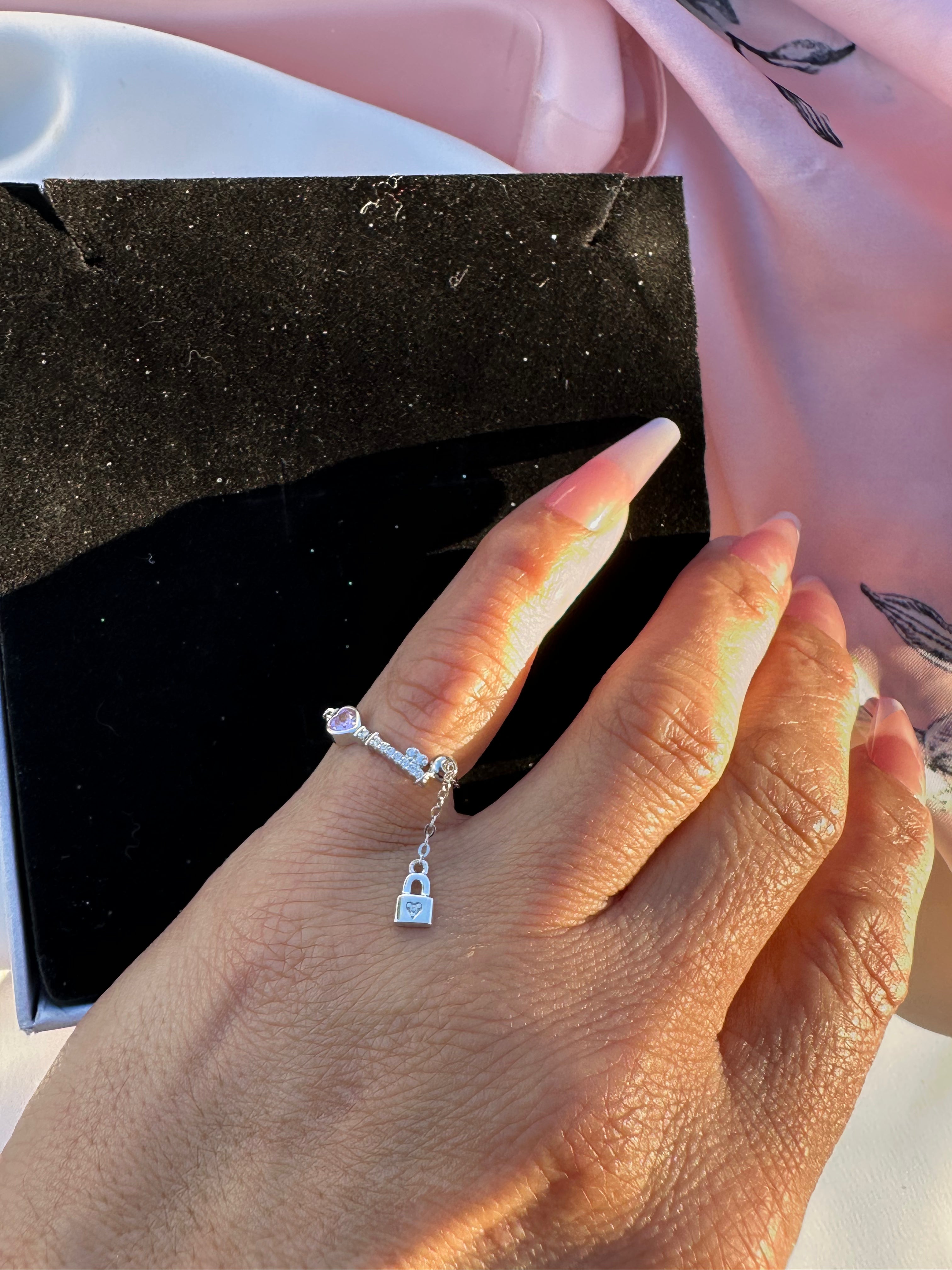 Anillo con candado de plata esterlina