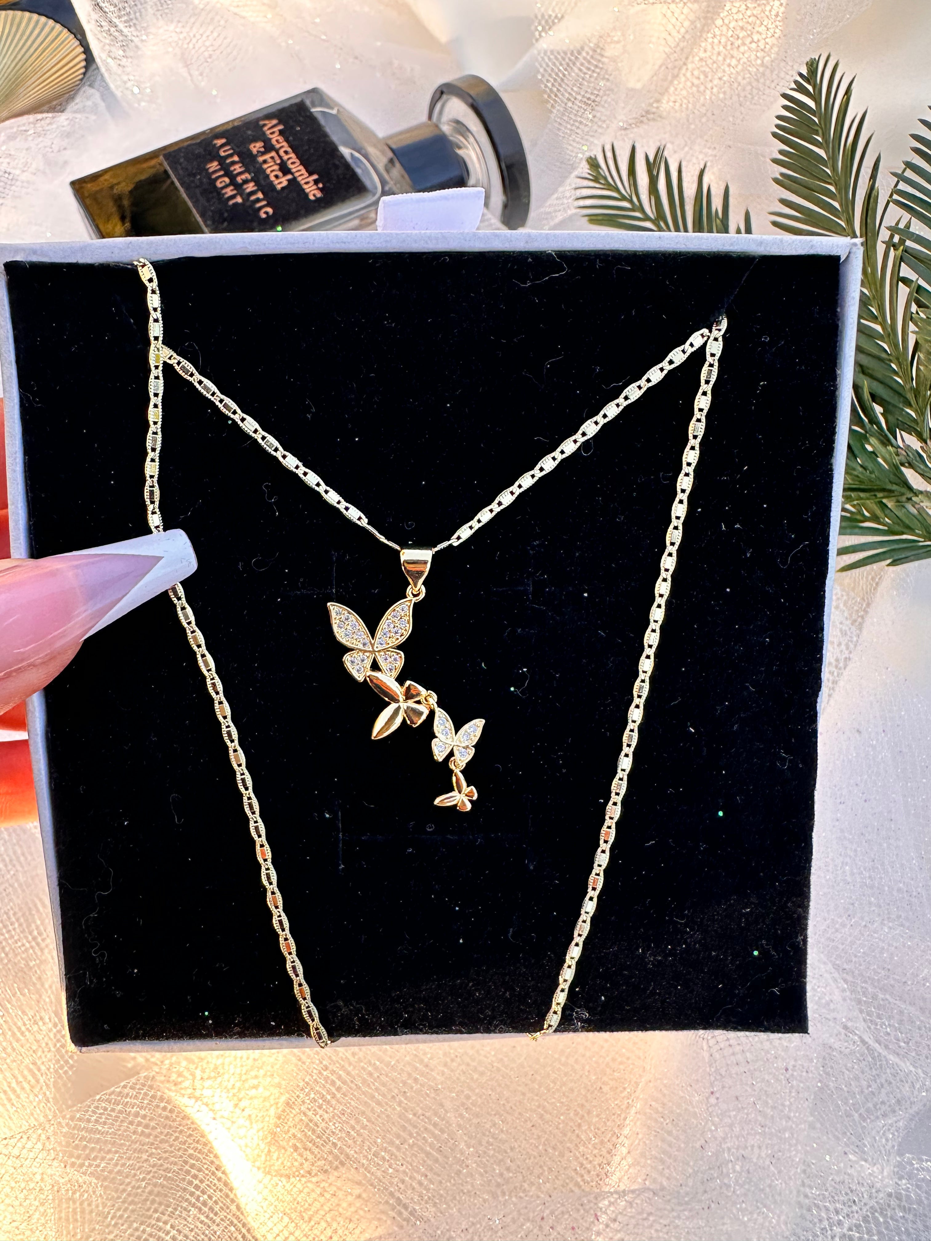 Collar de tiras de mariposa