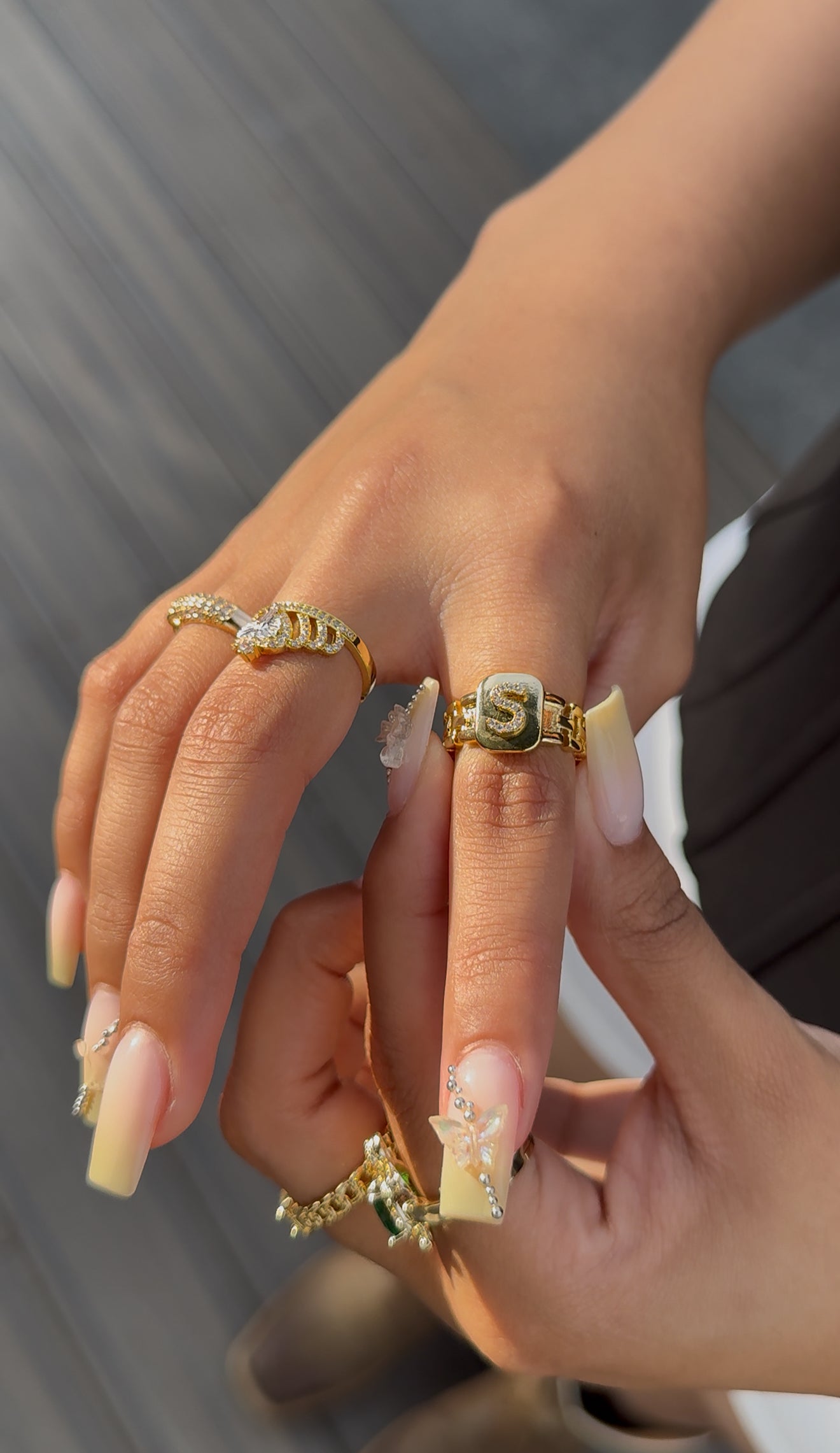 Anillo con inicial de cadena chapada en oro de 14 quilates