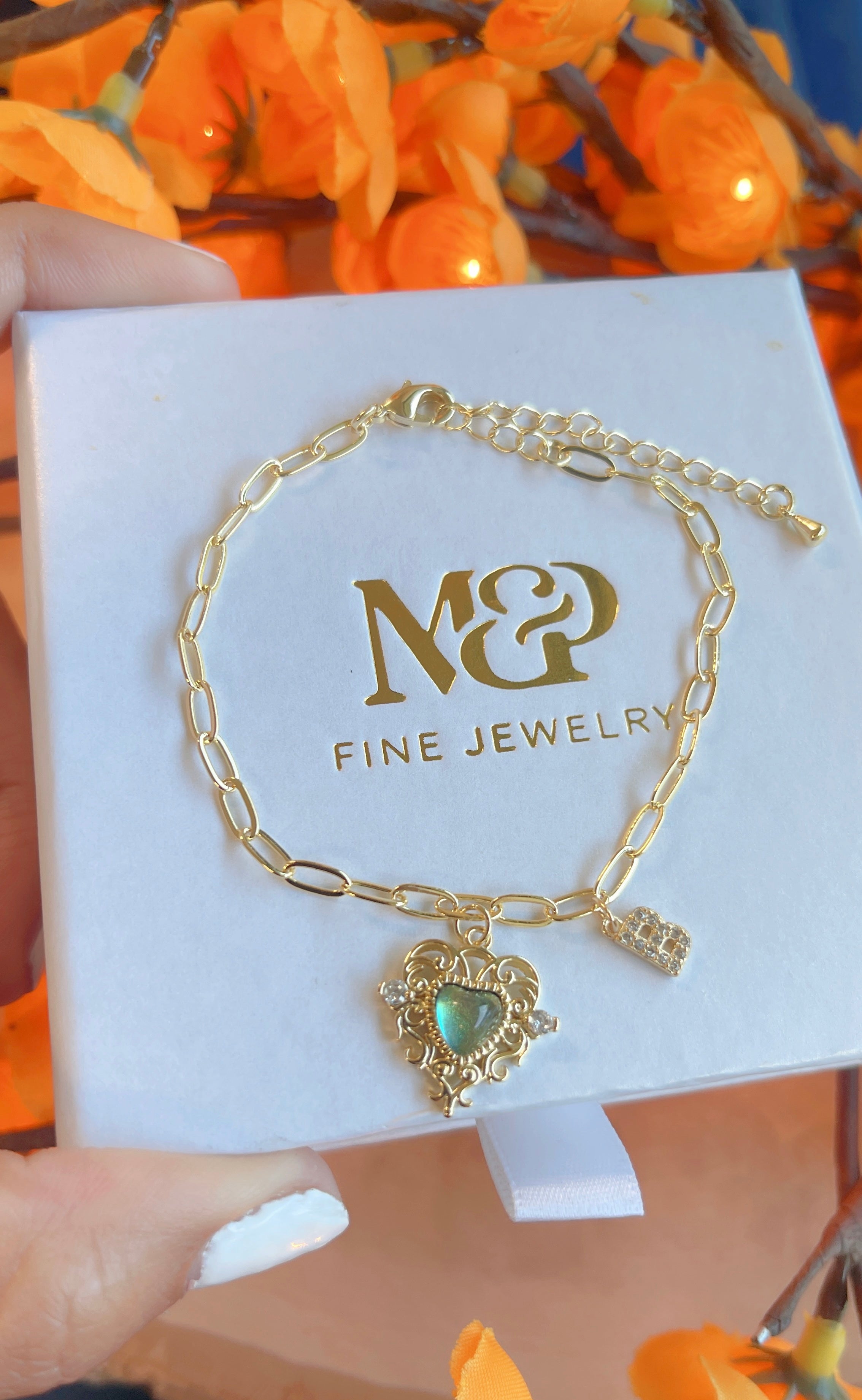 Pulsera de corazón con inicial iridiscente