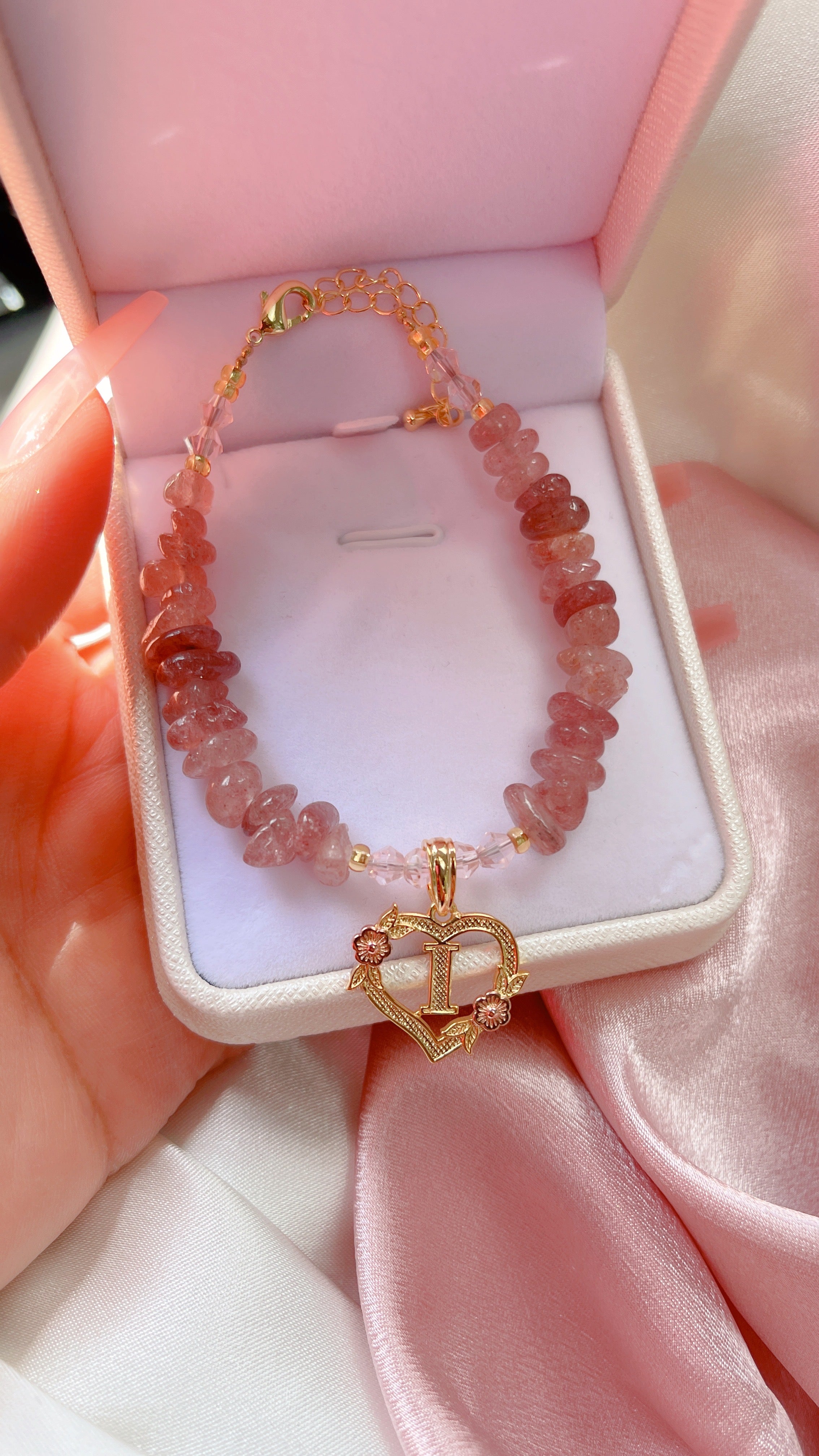 Pulsera Corazón con inicial de Cuarzo Fresa