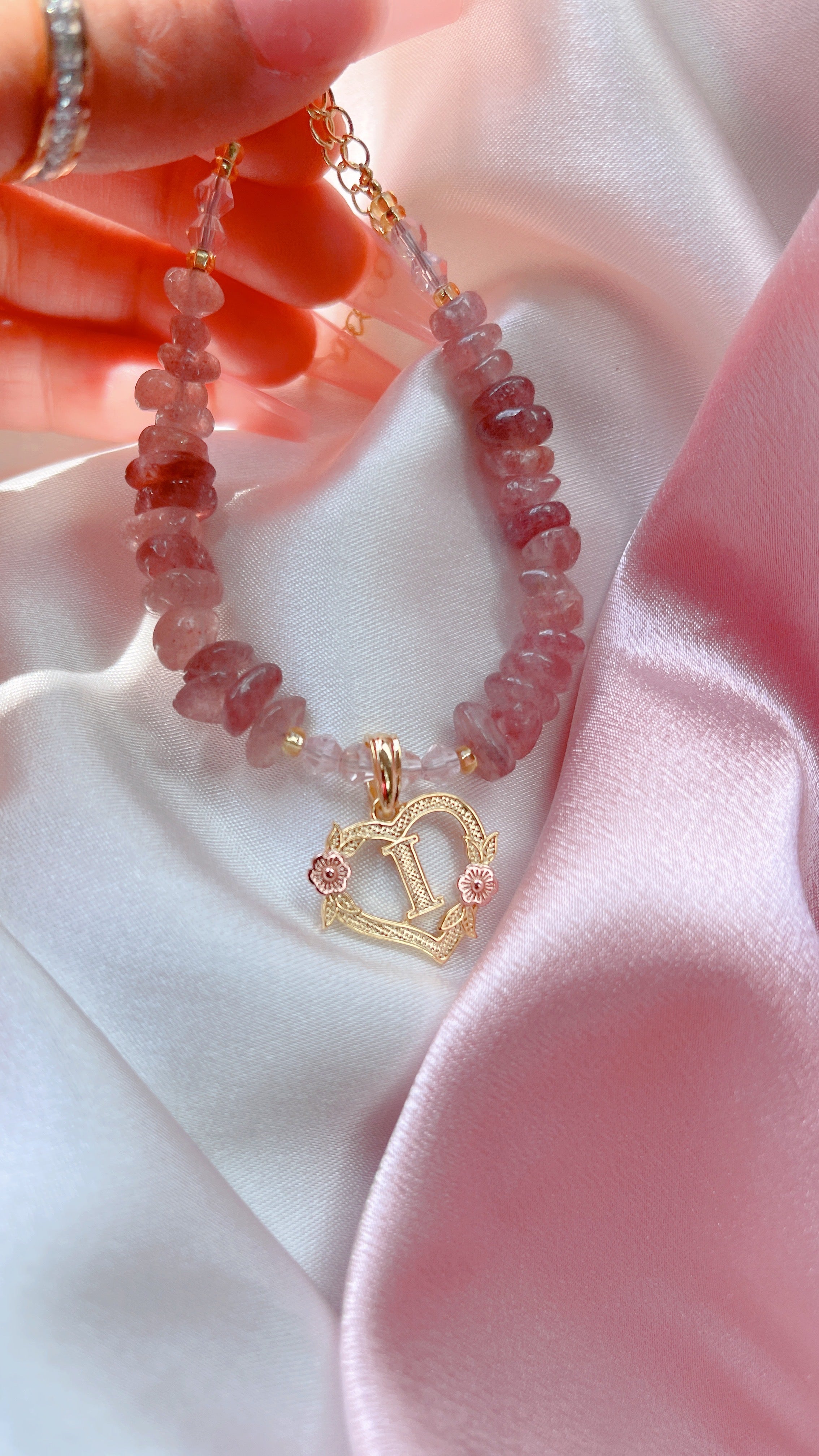 Pulsera Corazón con inicial de Cuarzo Fresa