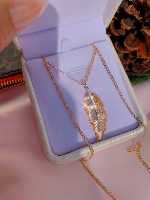 collar de plumas