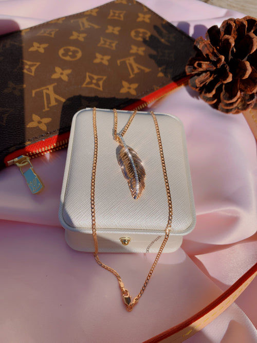 collar de plumas