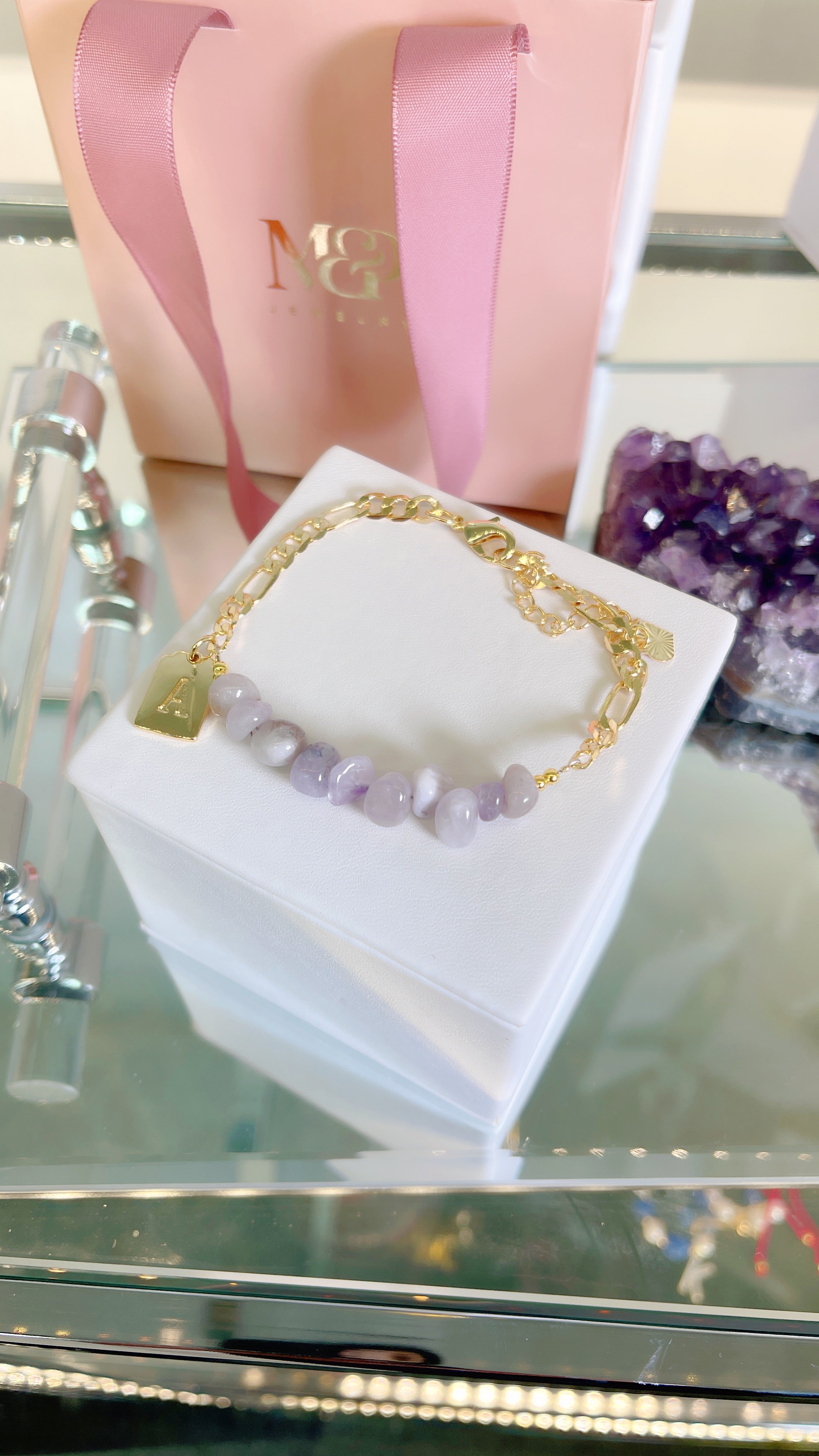 Pulsera inicial de amatista clara