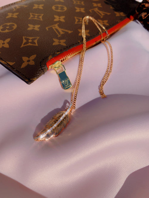 collar de plumas