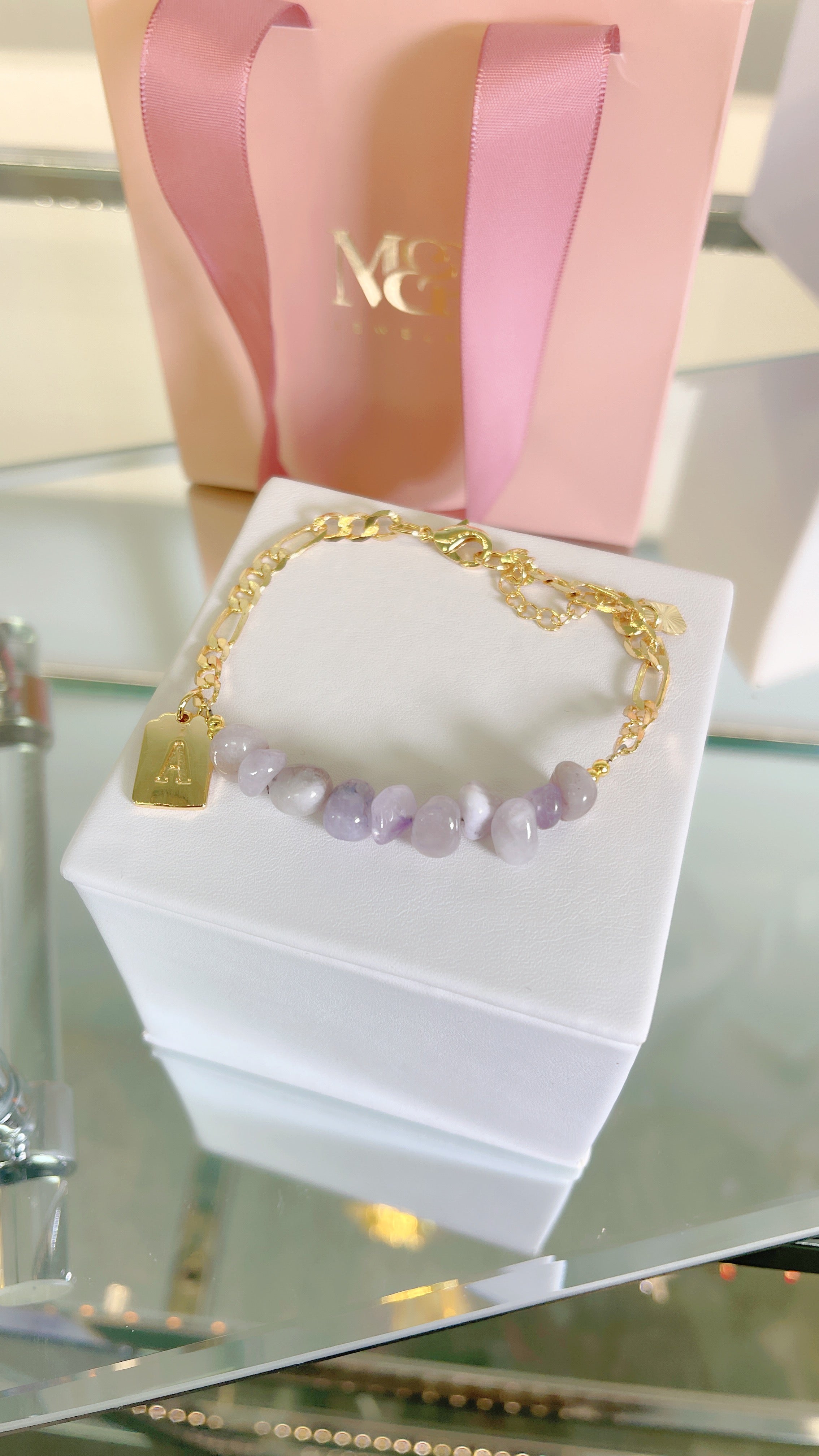 Pulsera inicial de amatista clara