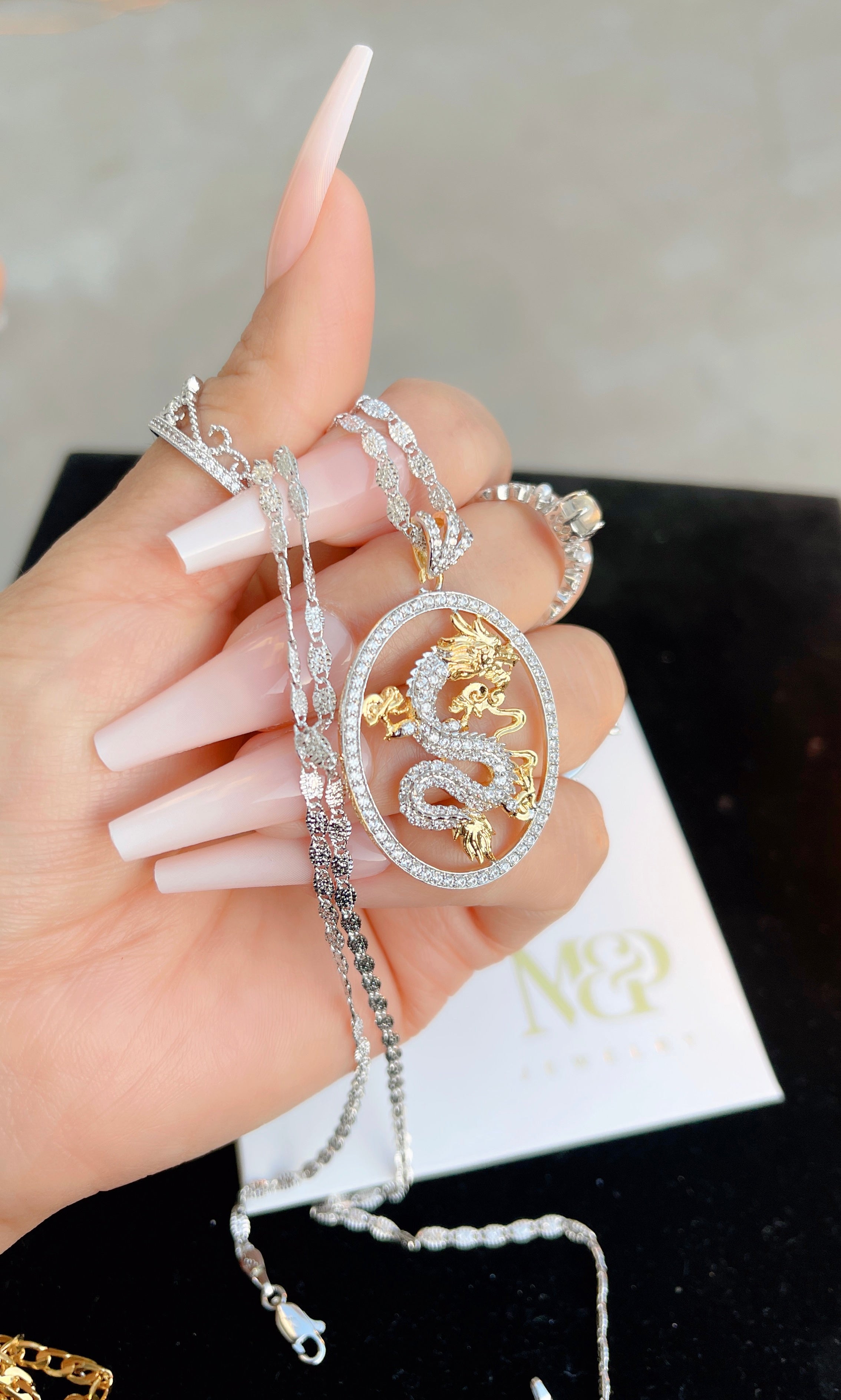 Collar de dragón de plata