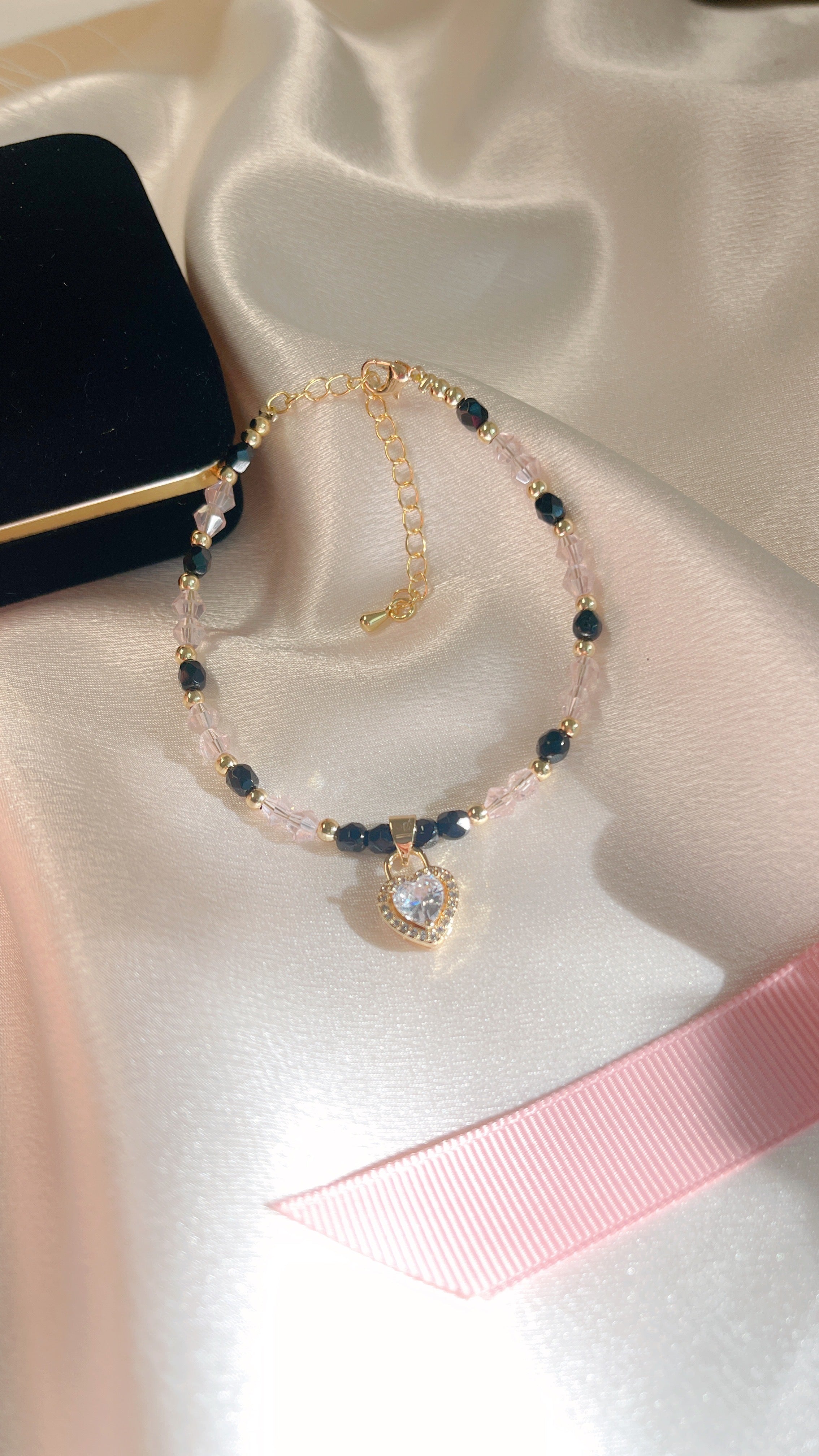 Brazalete de corazón con la marca registrada de M&P