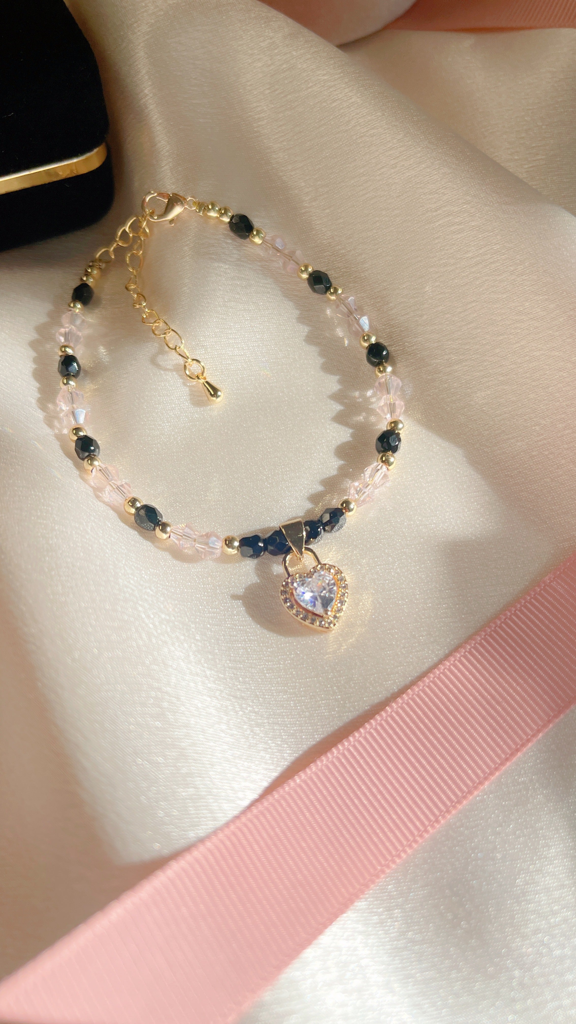 Brazalete de corazón con la marca registrada de M&P