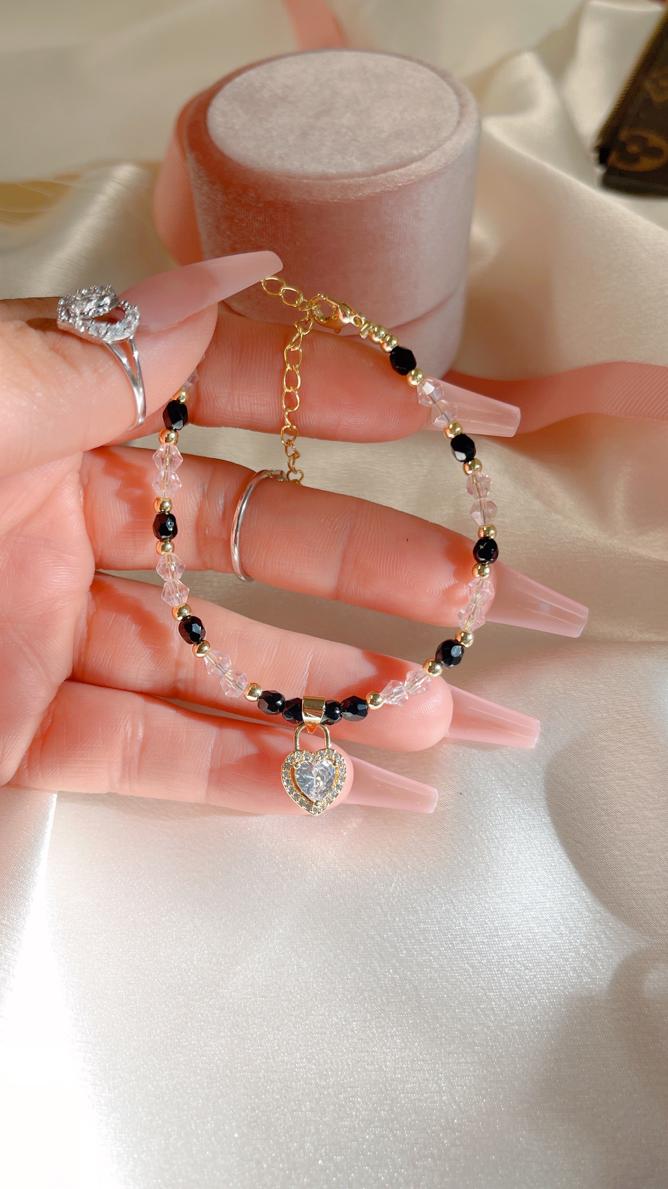 Brazalete de corazón con la marca registrada de M&P