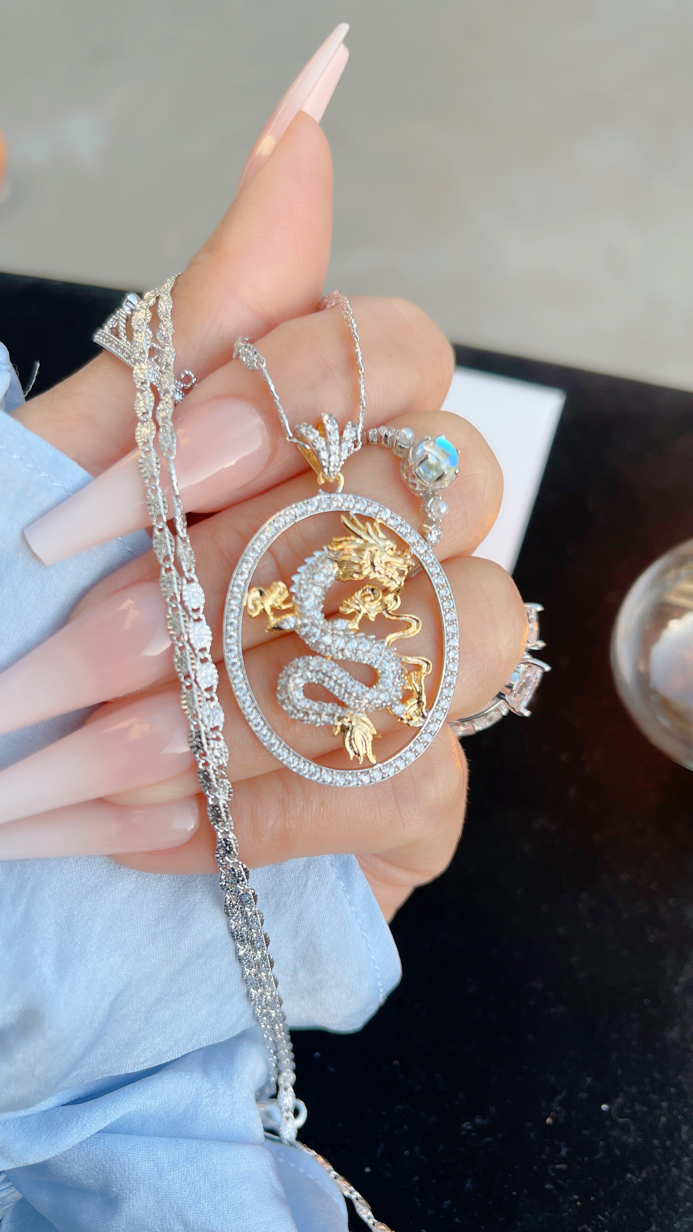 Collar de dragón de plata