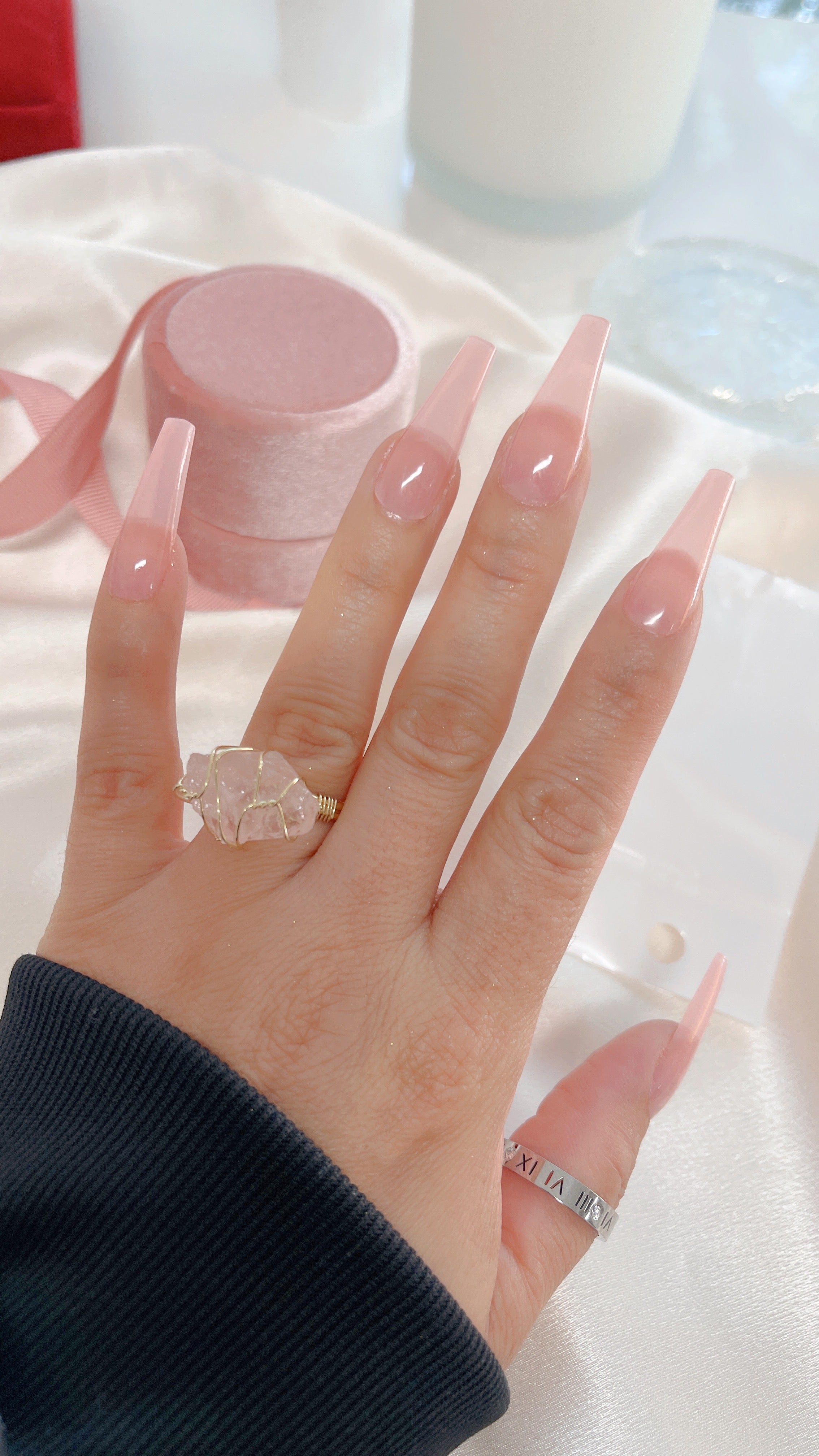 Anillo de cristal de cuarzo rosa crudo