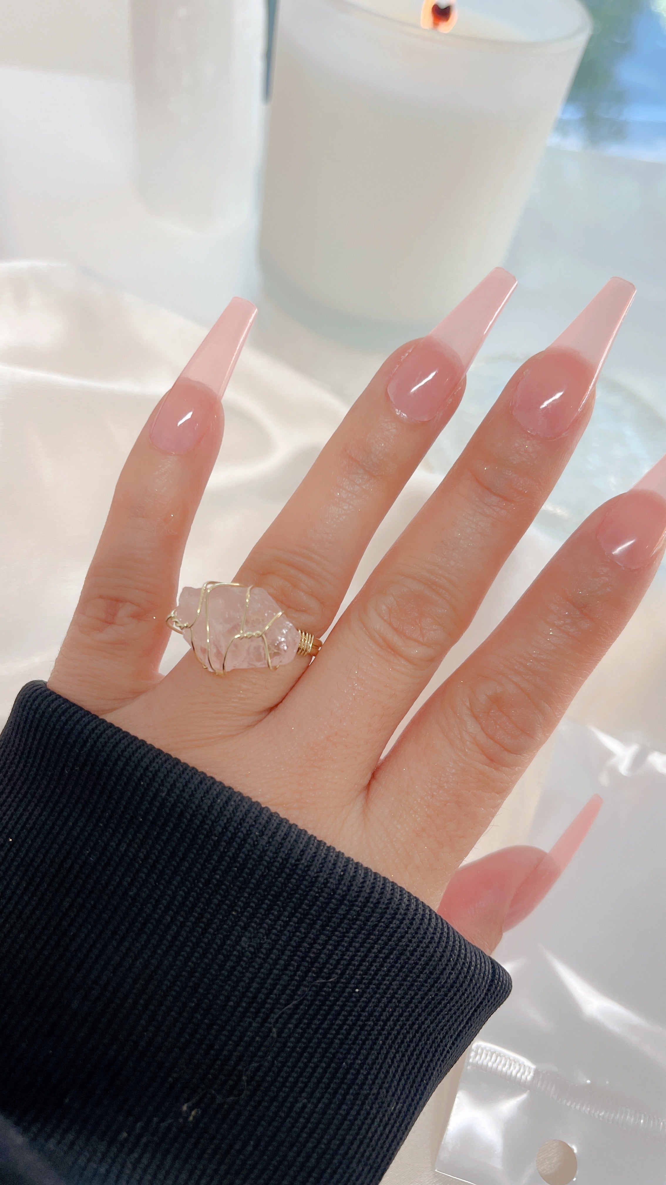 Anillo de cristal de cuarzo rosa crudo