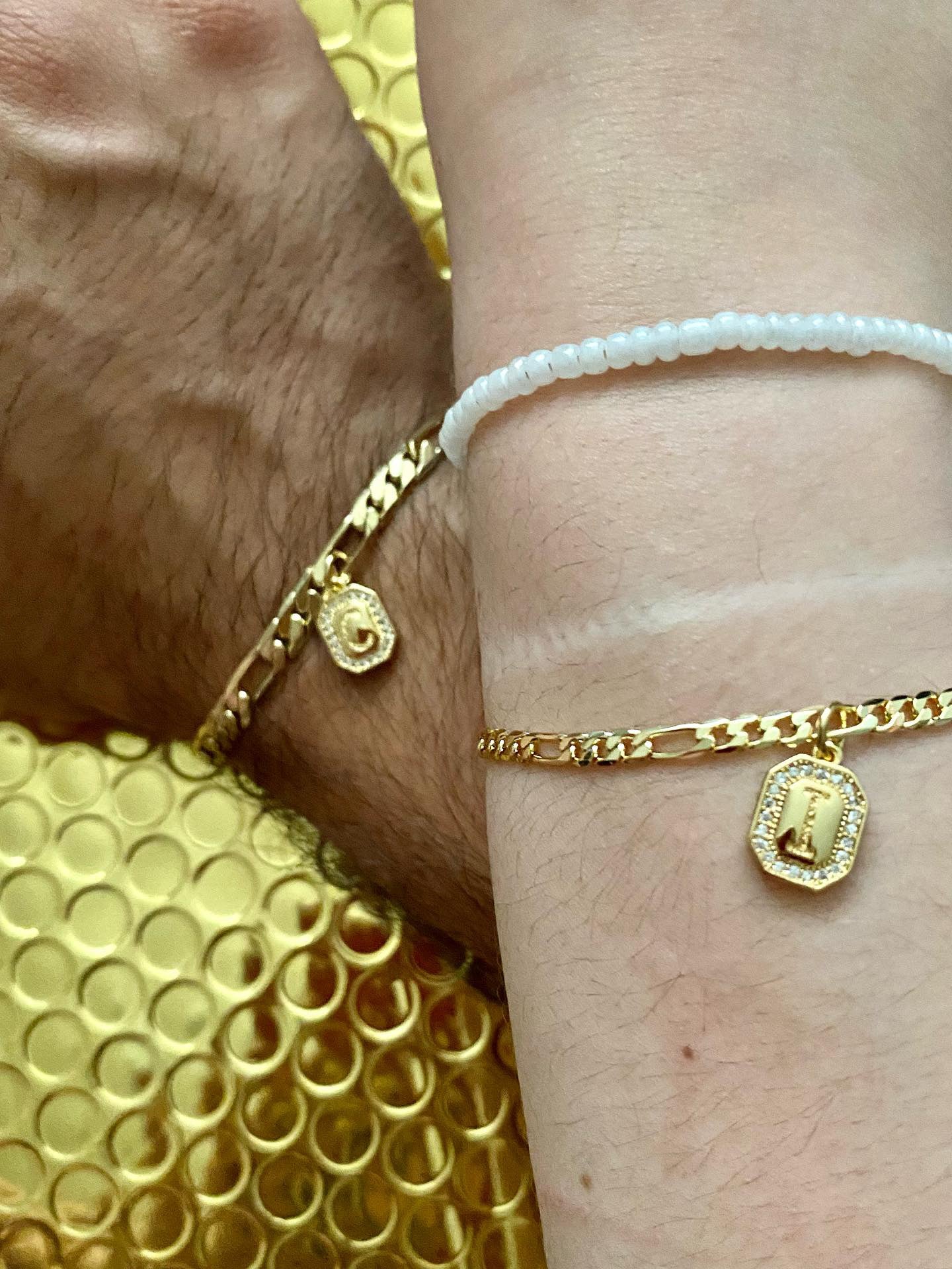 Pulseras de pareja con inicial de cadena