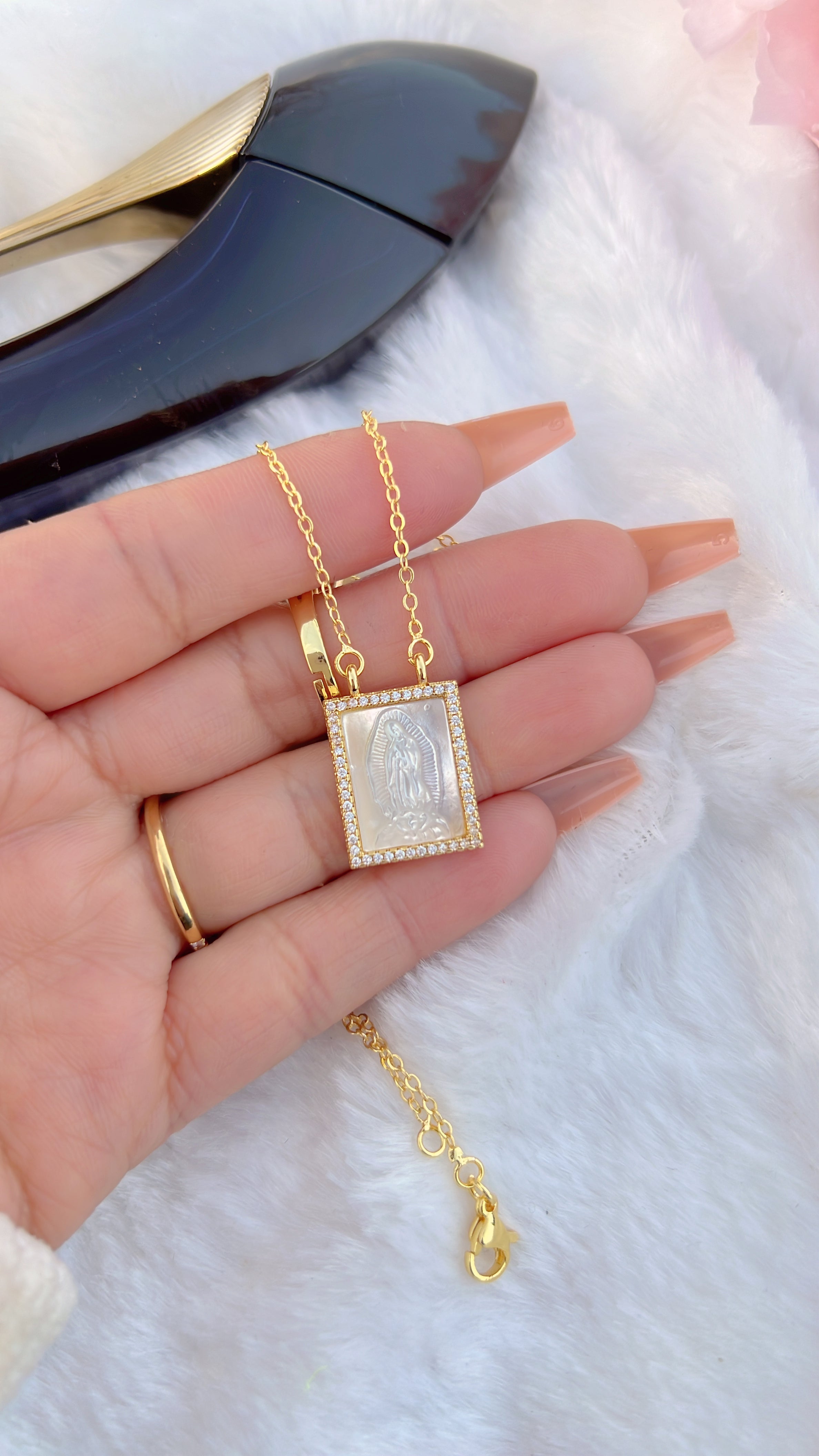 Mary Pearl Frame Necklace