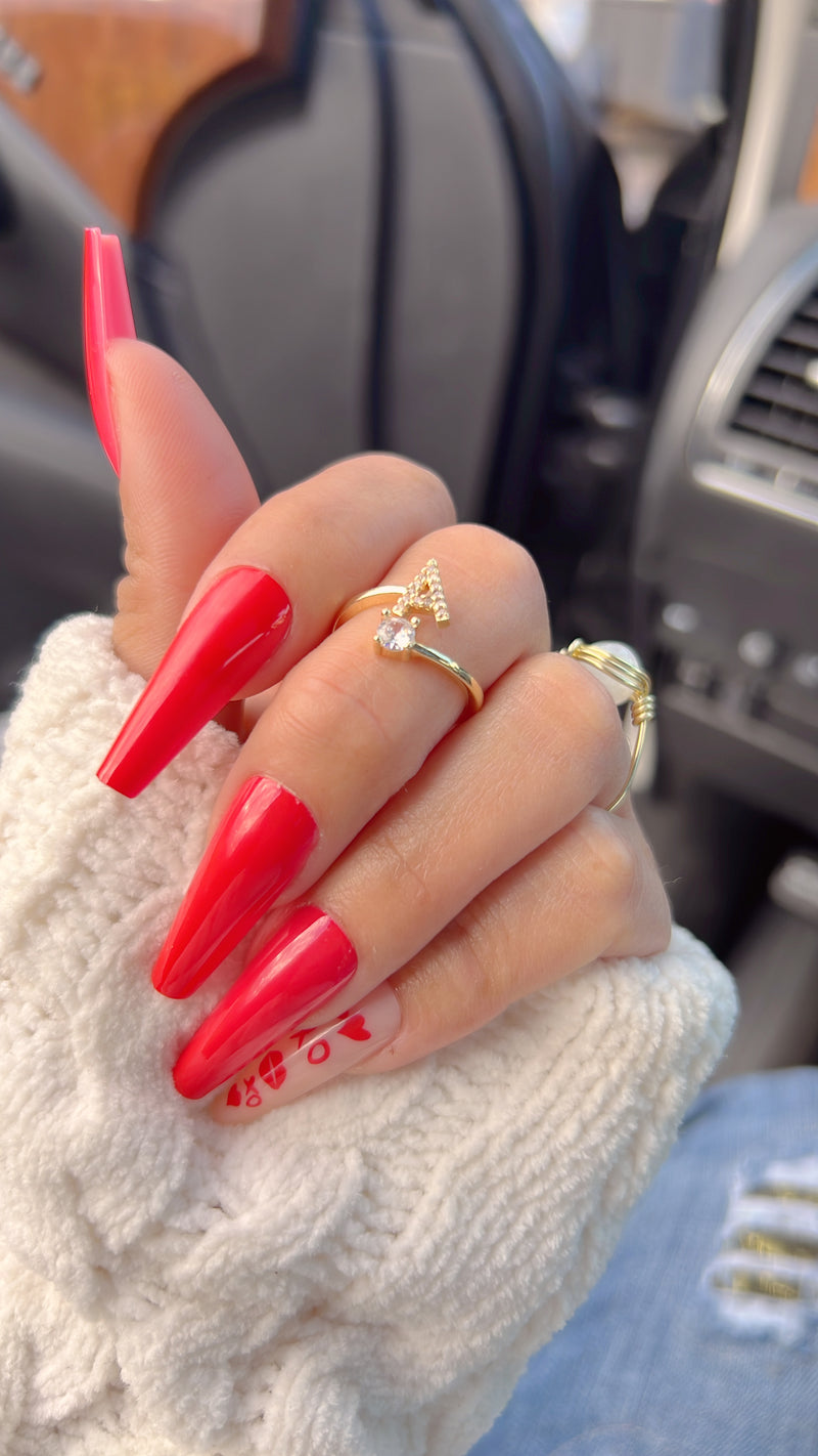 Anillo con inicial chapado en oro de 14 quilates