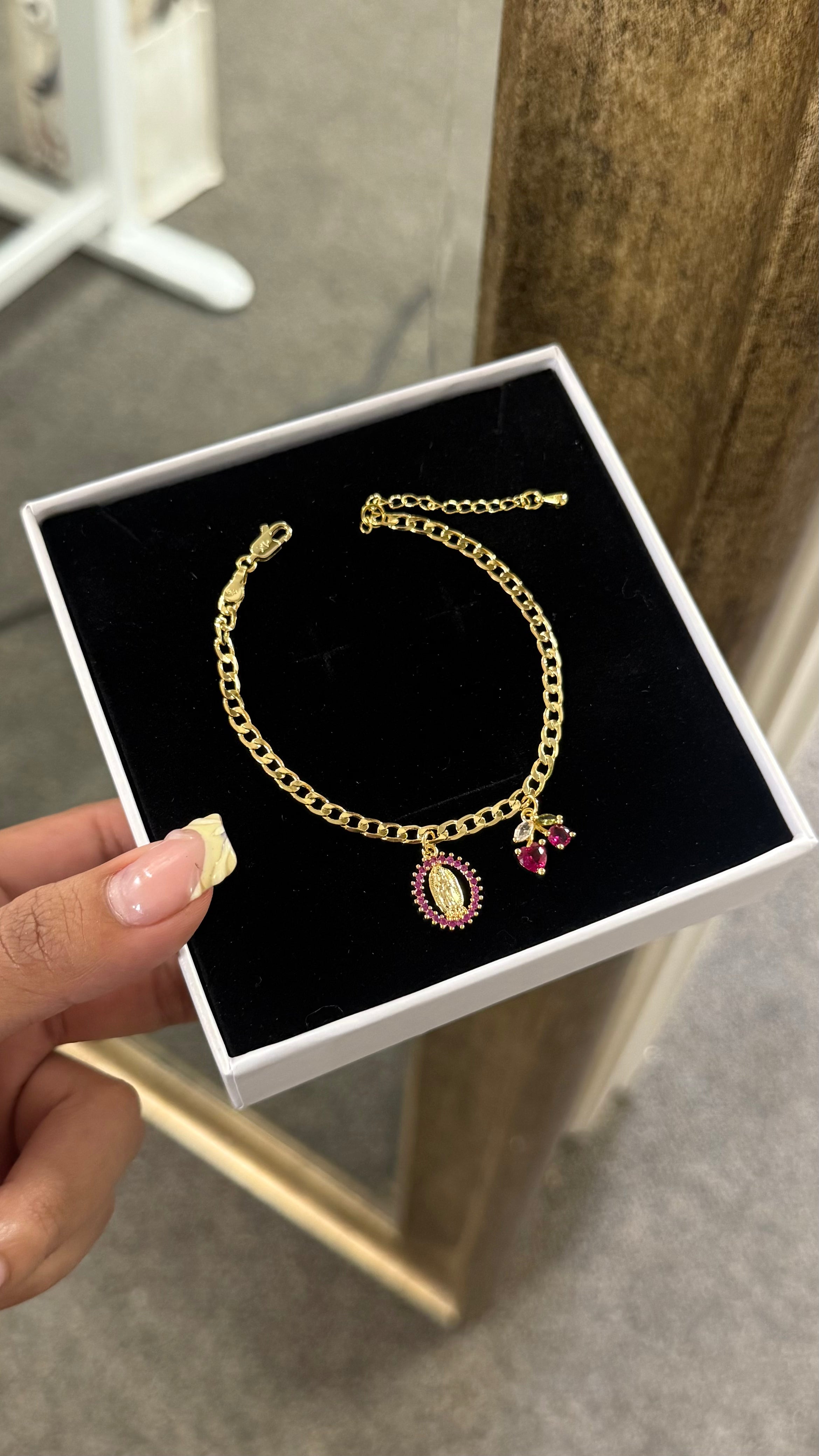 Cómo la Cherry Virgencita Bracelet