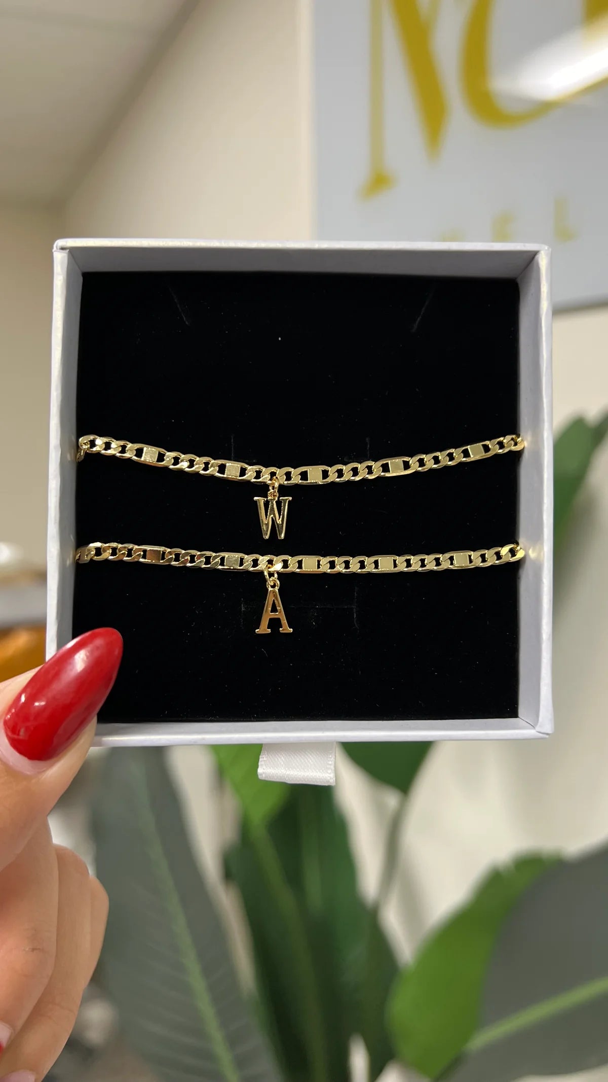 Pulseras de pareja con inicial de cadena