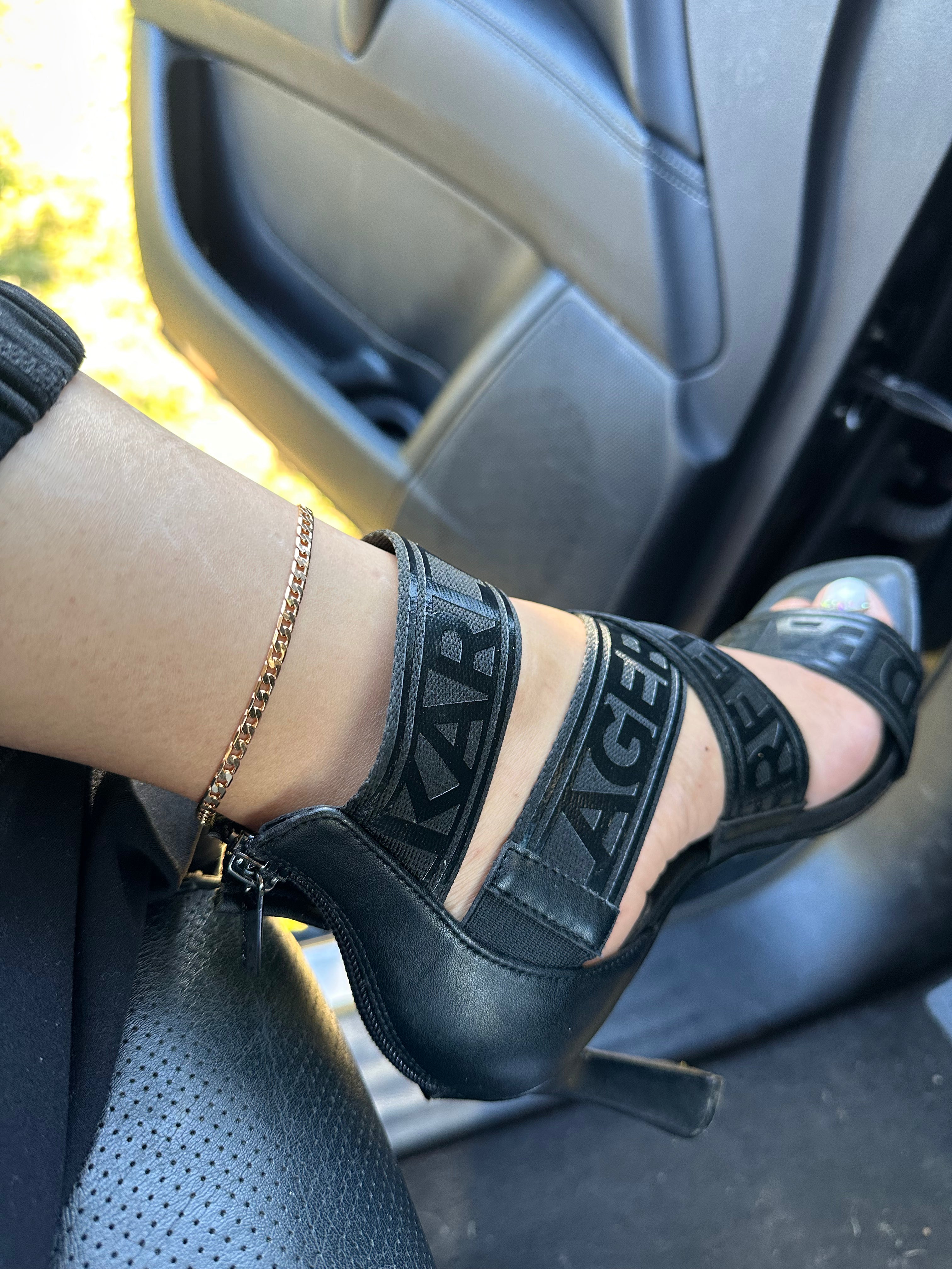 Virgen Milagrosa anklet set