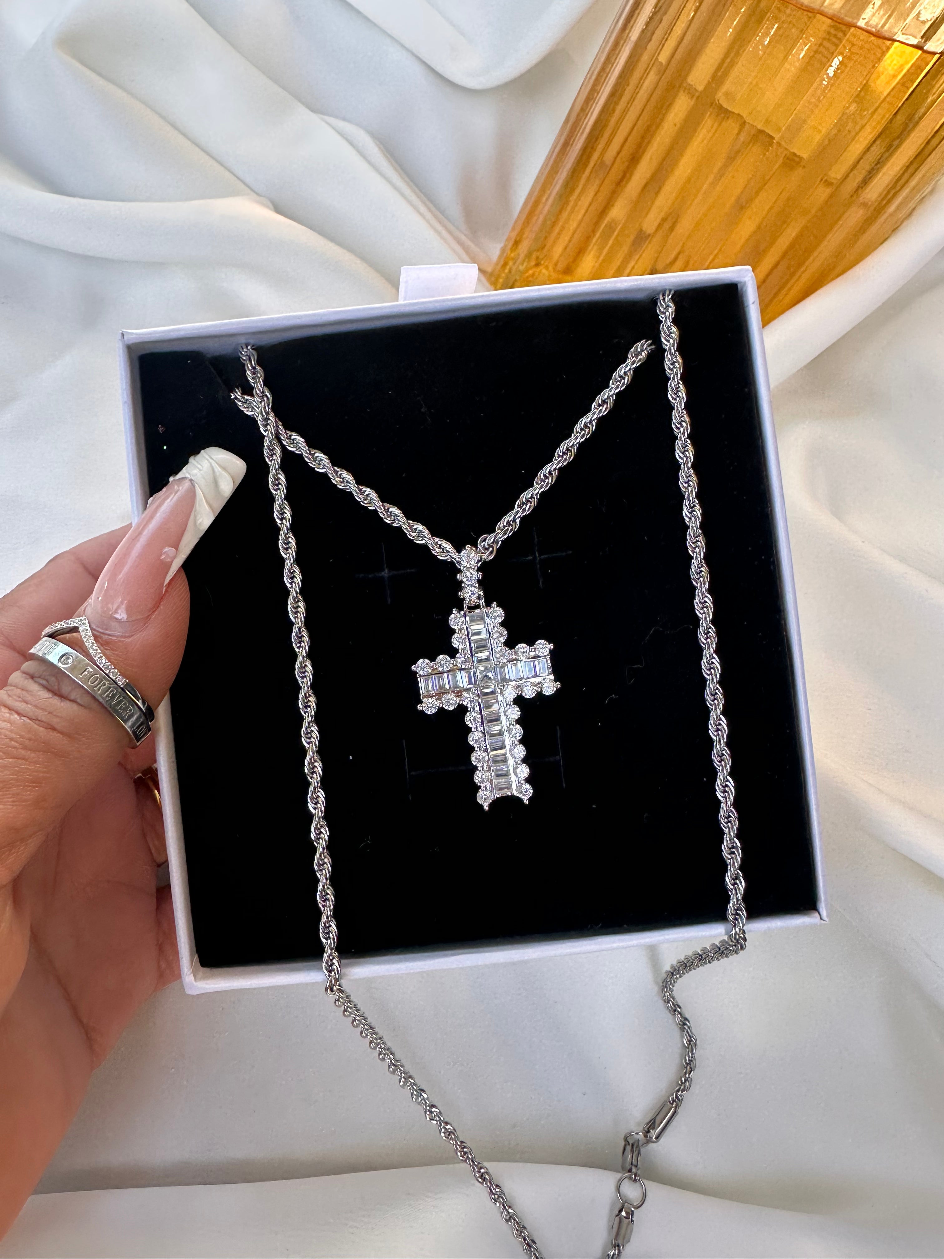 Collar Cruz Religiosa Negra