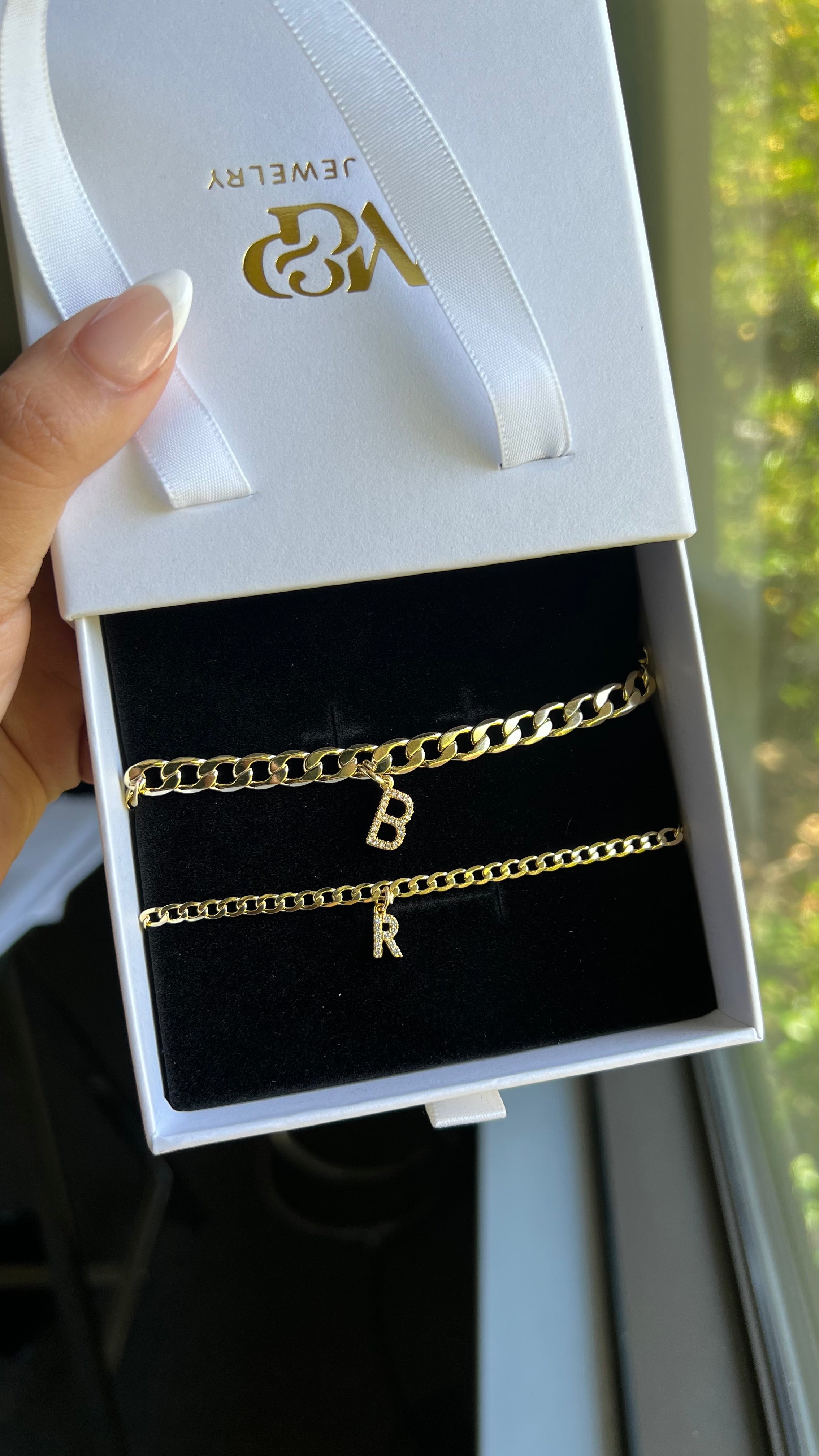 Pulseras de pareja con inicial de cadena