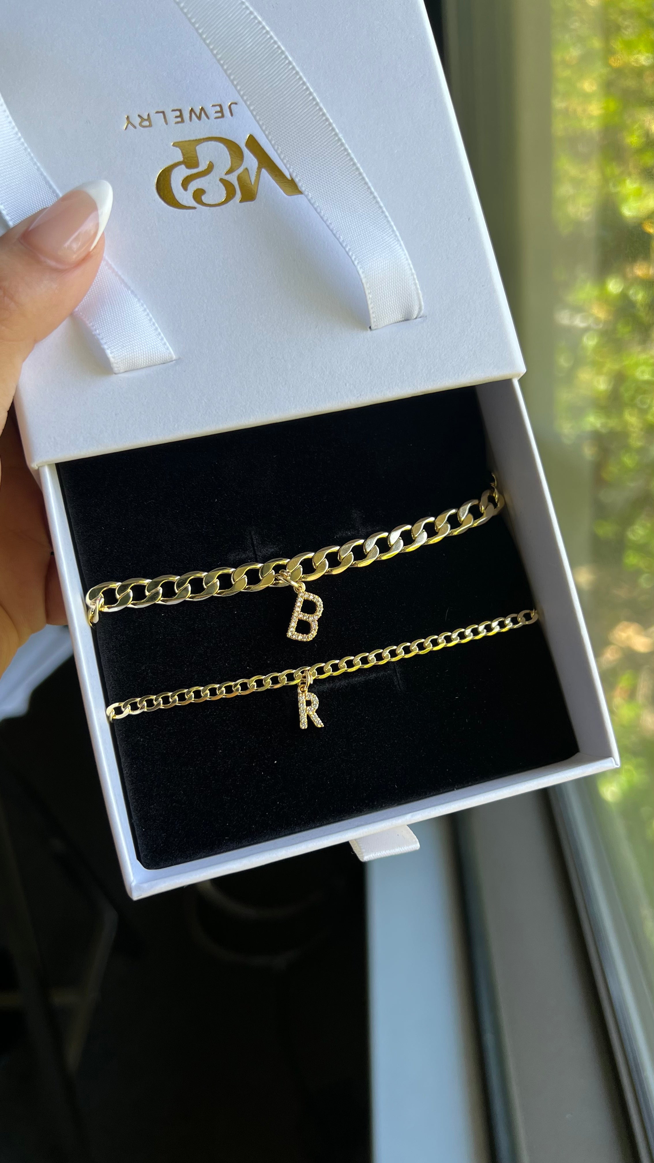 Pulseras de pareja con inicial de cadena