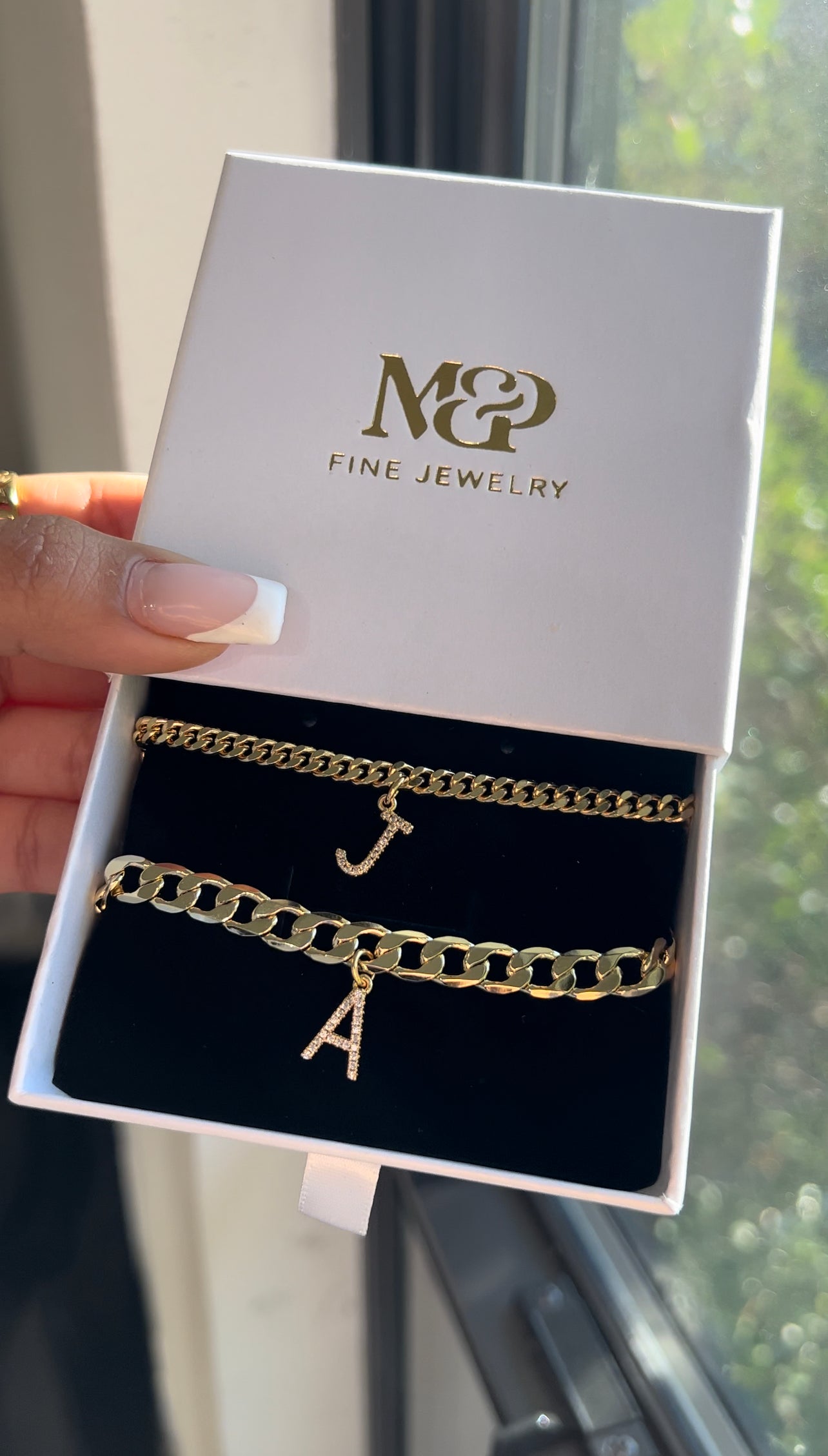 Pulseras de pareja con inicial de cadena