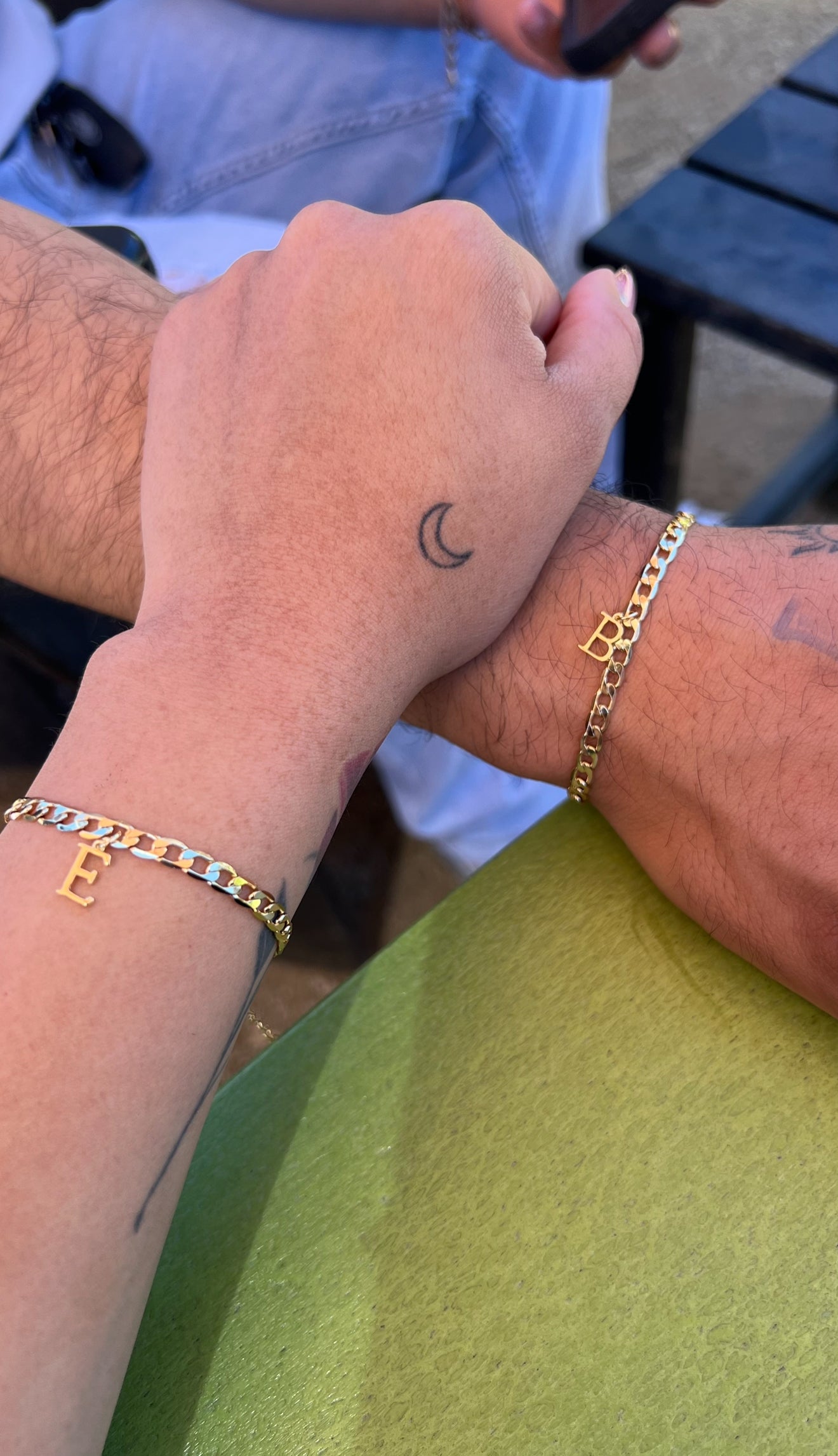Pulseras de pareja con inicial de cadena