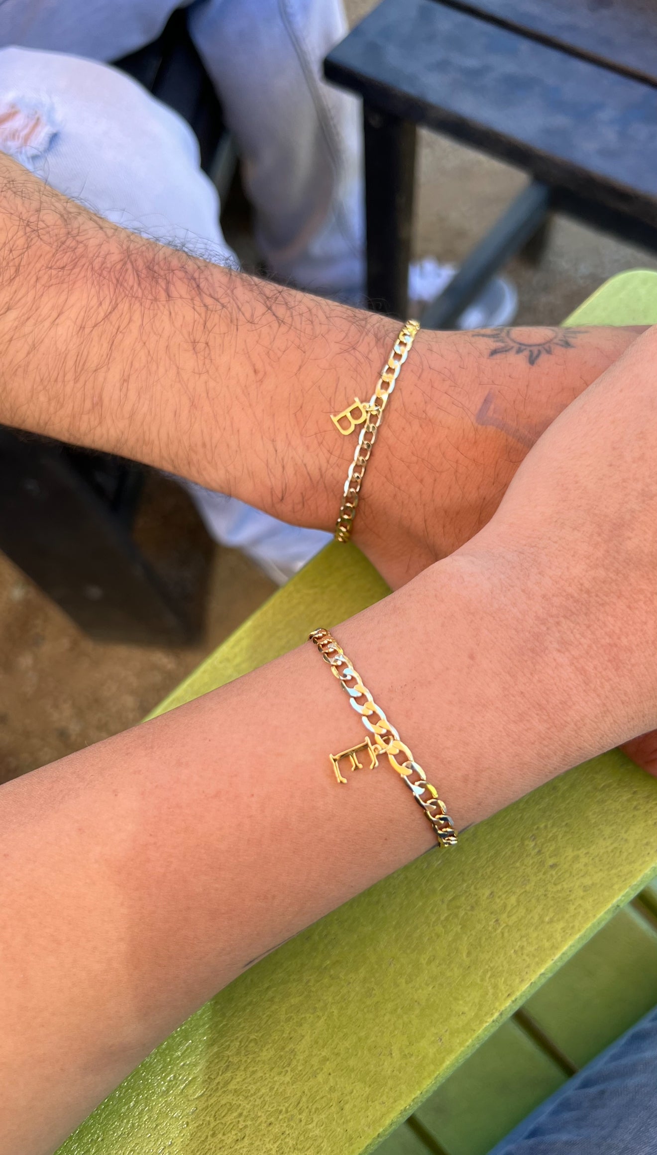 Pulseras de pareja con inicial de cadena