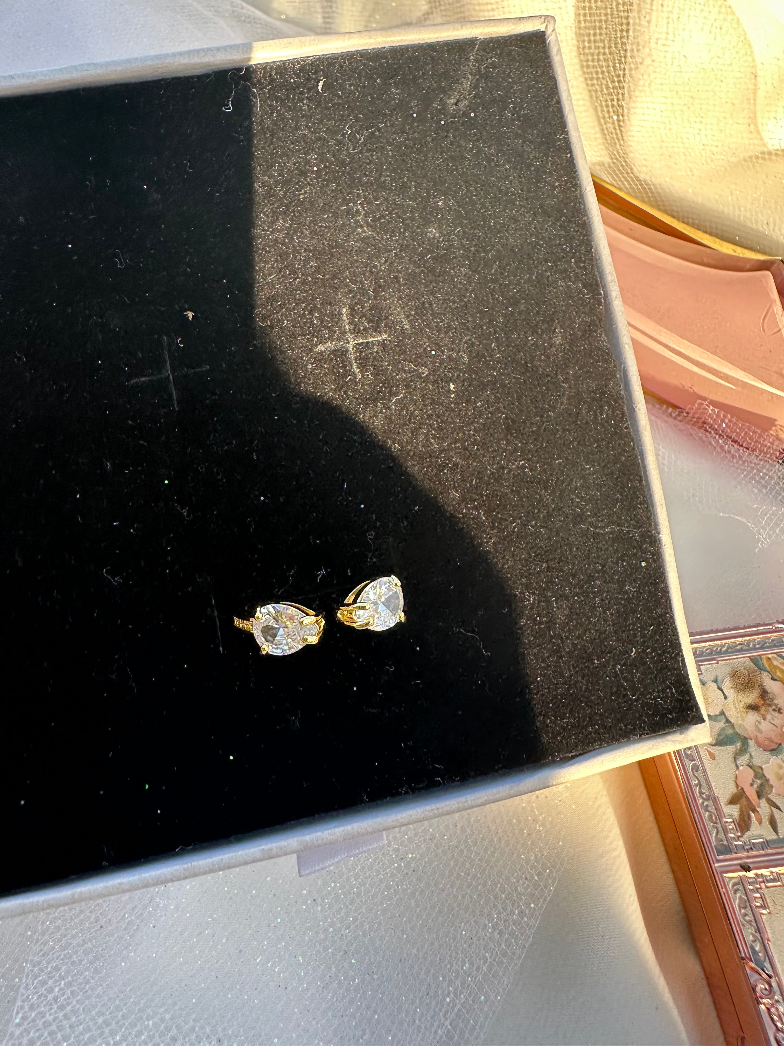 Anillo de lágrima de doble diamante