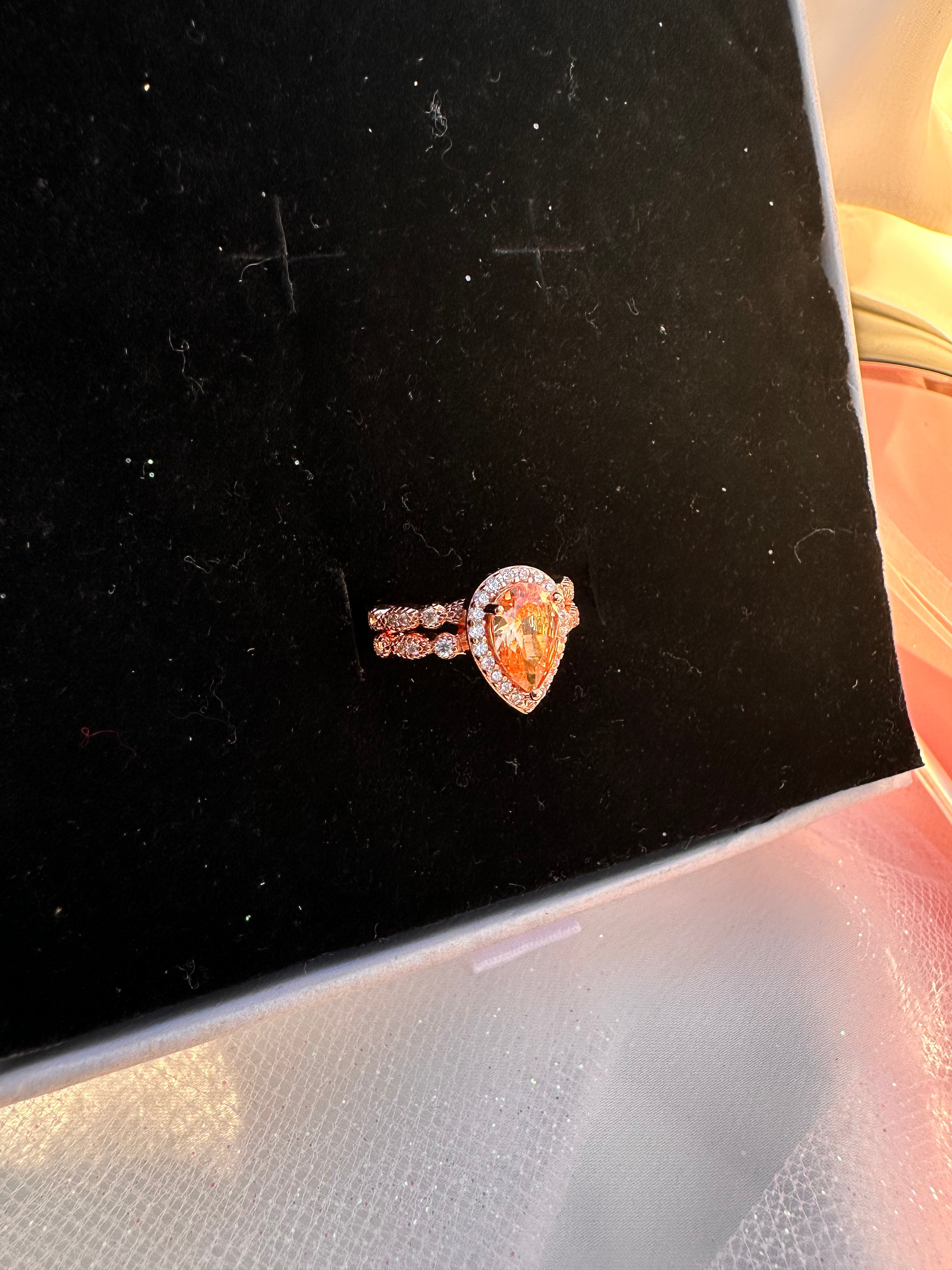 Anillo con forma de lágrima de diamantes en oro rosa