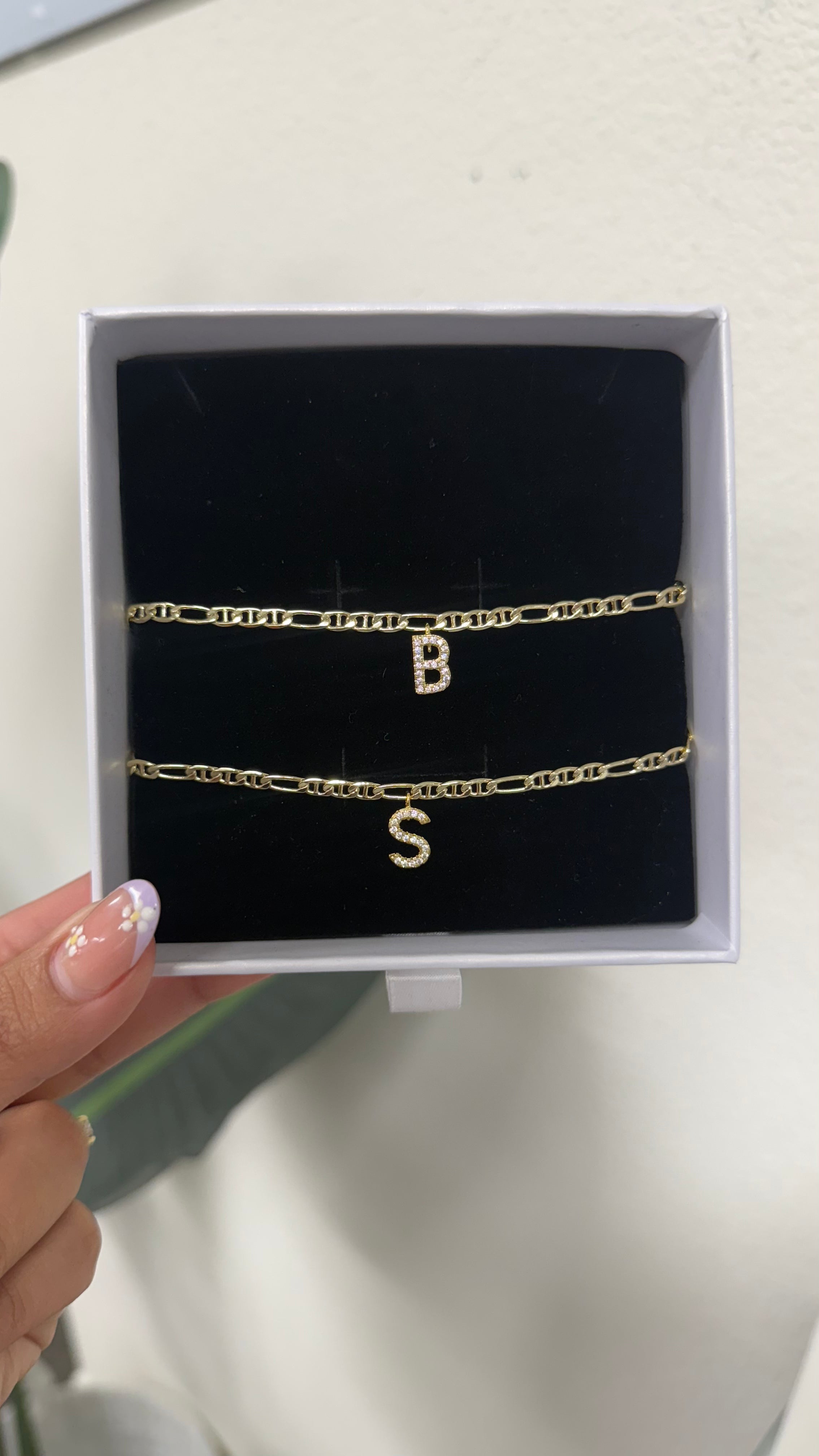 Pulseras de pareja con inicial de cadena