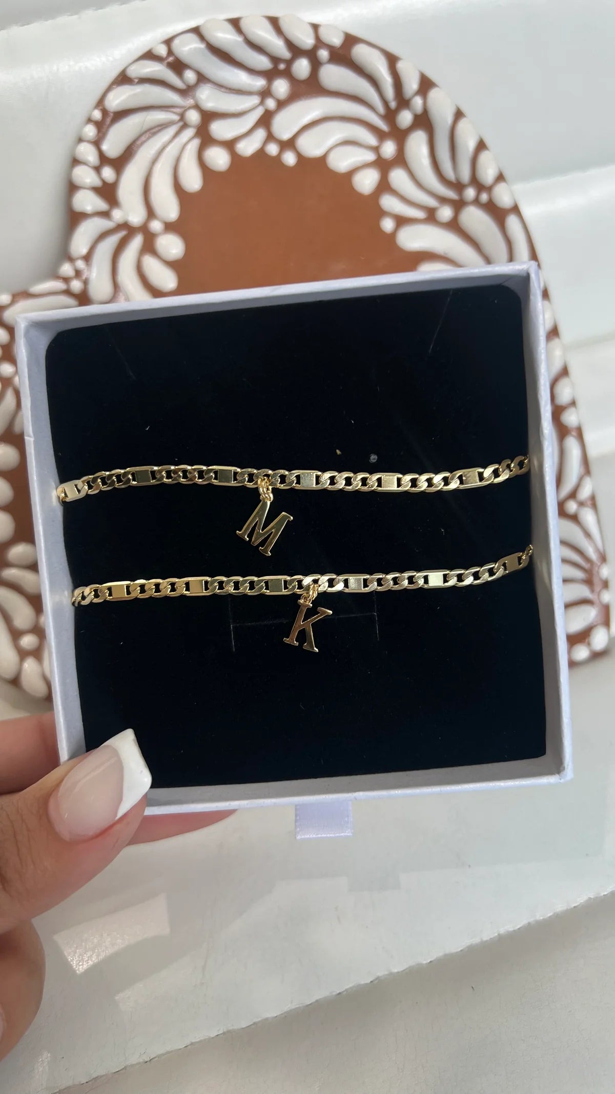 Pulseras de pareja con inicial de cadena