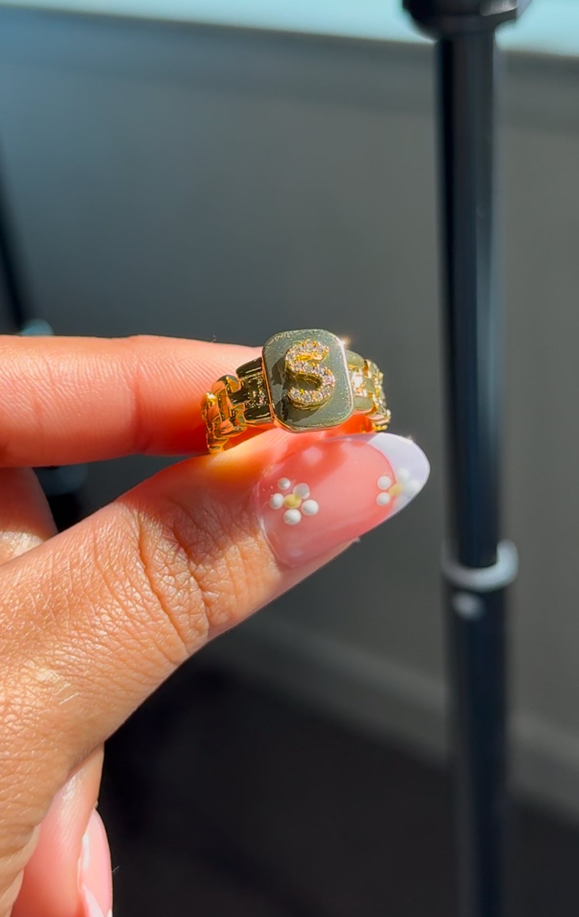 Anillo con inicial de cadena chapada en oro de 14 quilates
