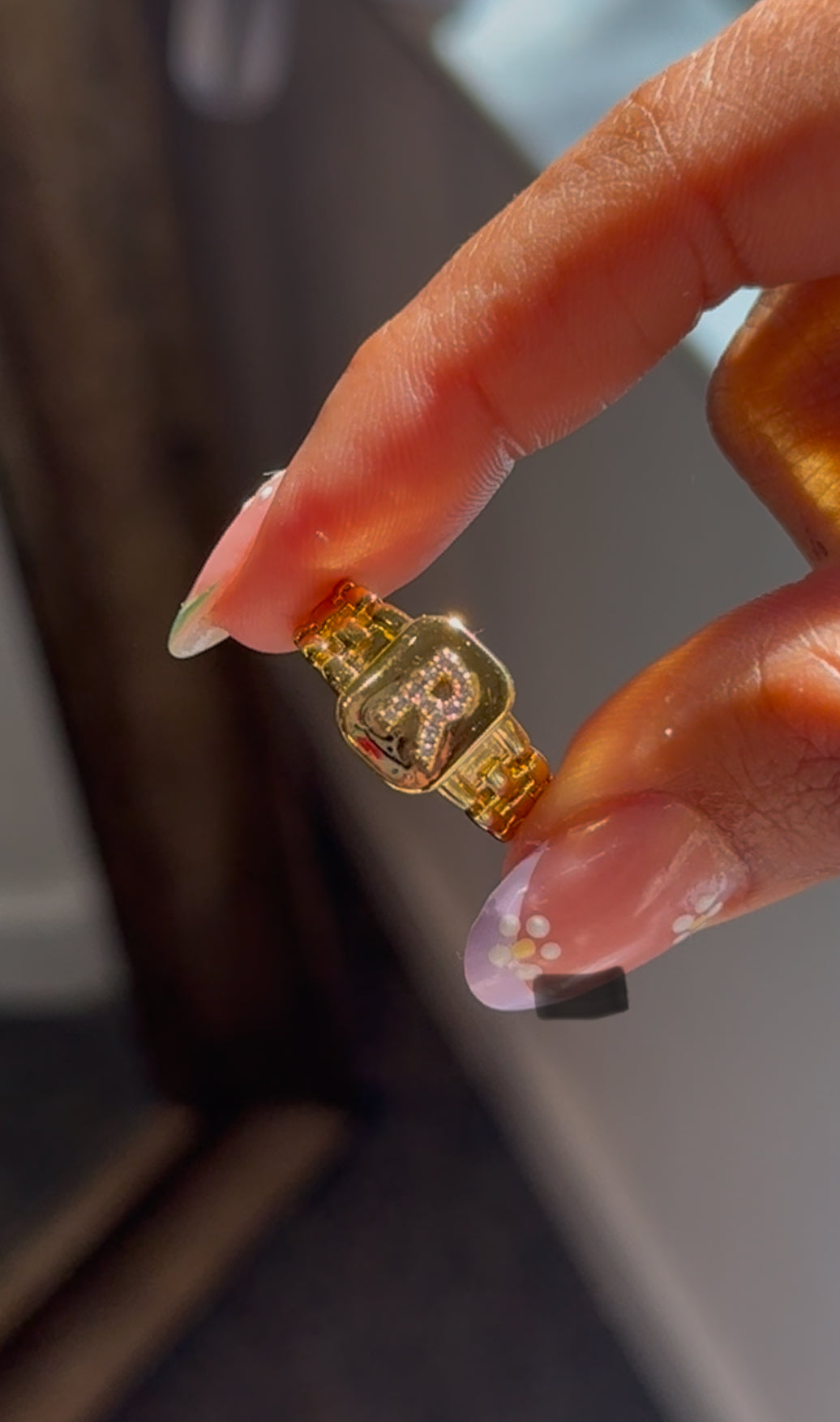 Anillo con inicial de cadena chapada en oro de 14 quilates