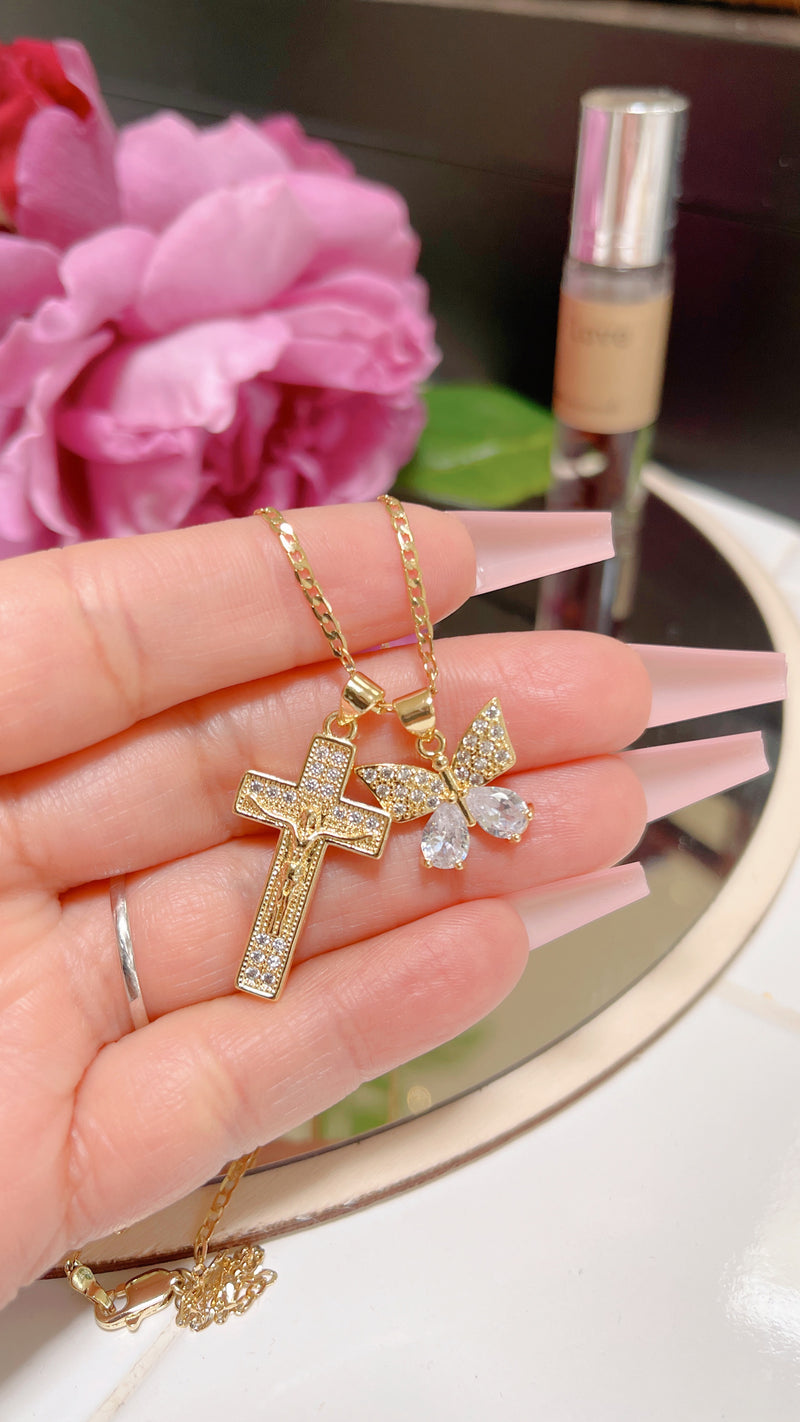 Relleno de oro: collar de mariposa y cruz