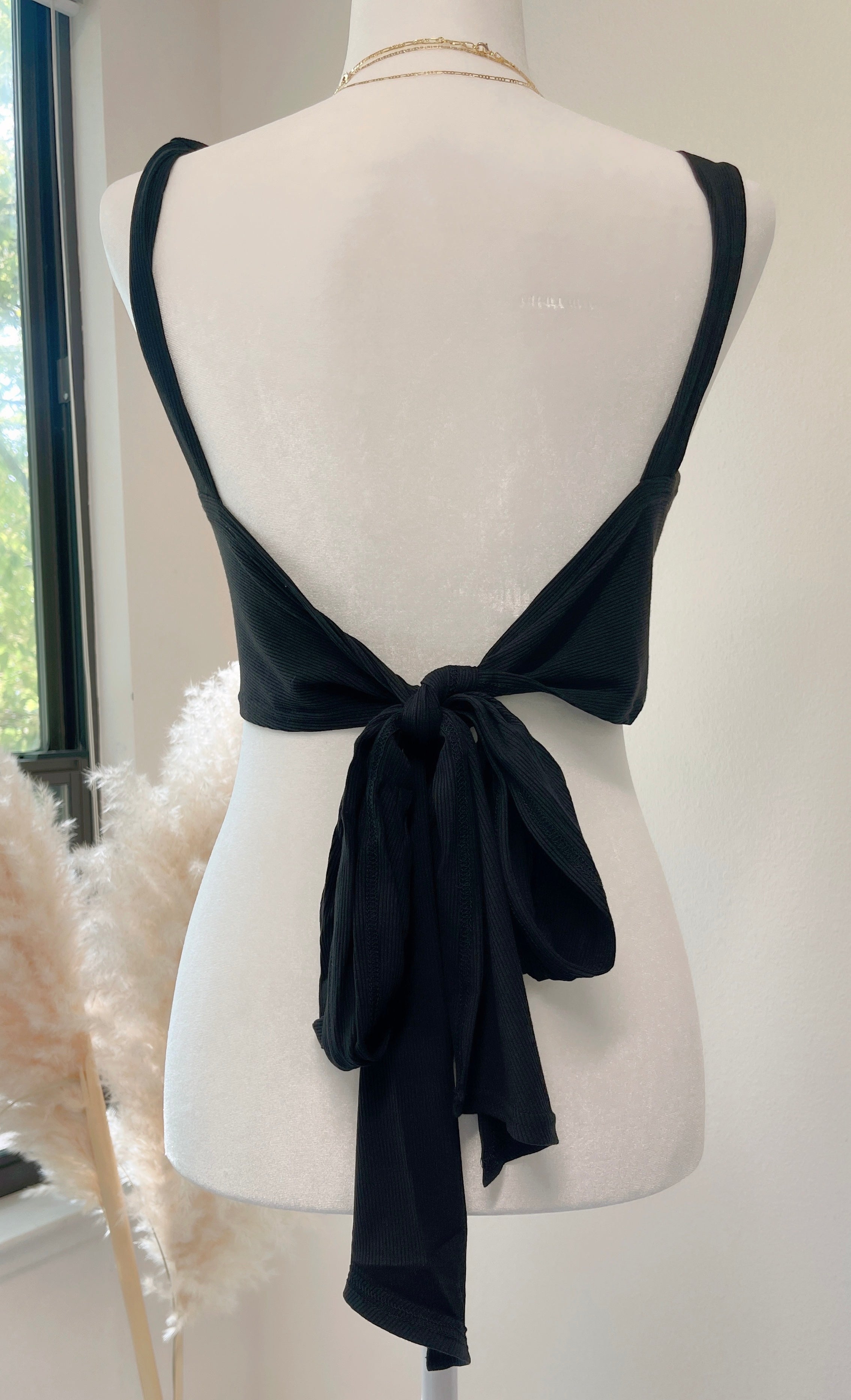 Top corto con lazo blanco