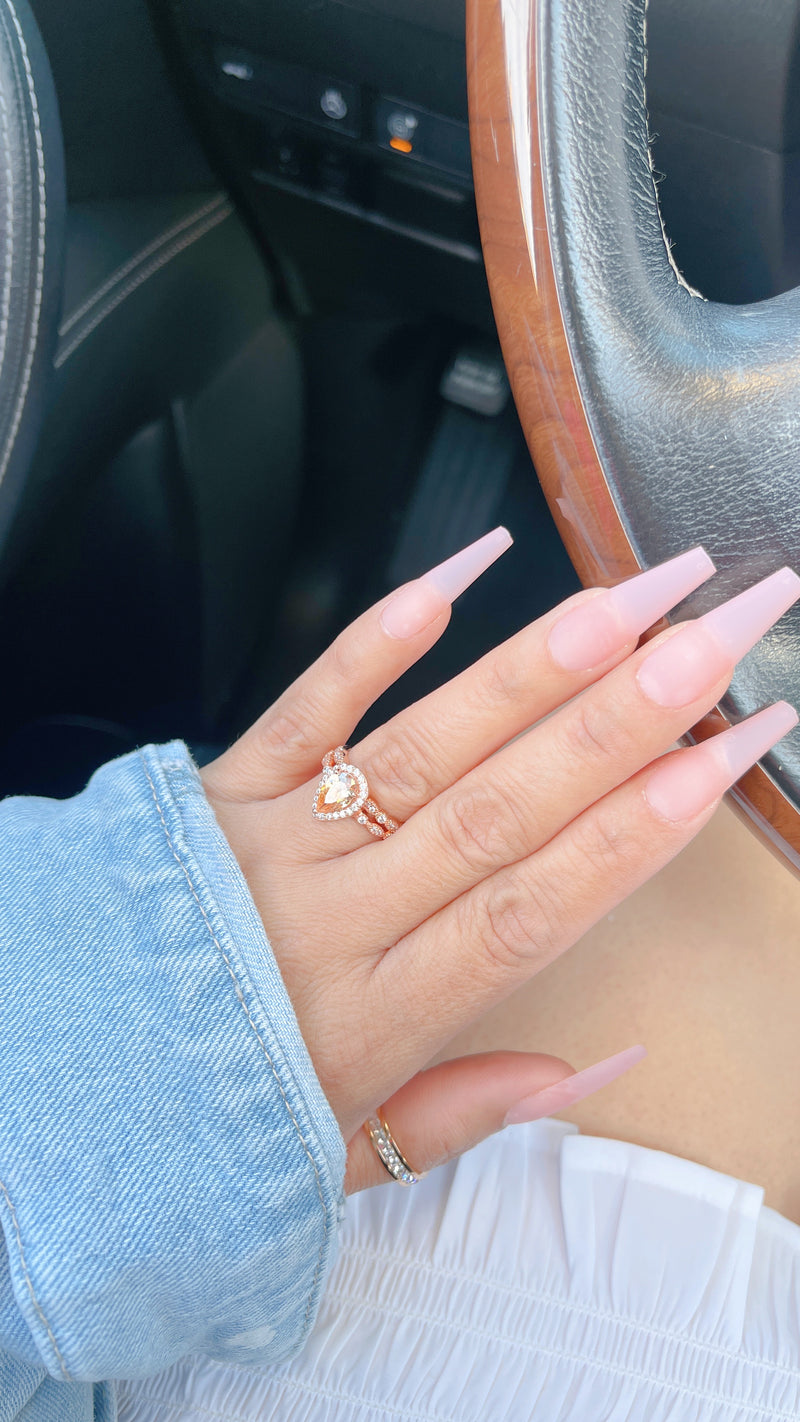 Anillo con forma de lágrima de diamantes en oro rosa