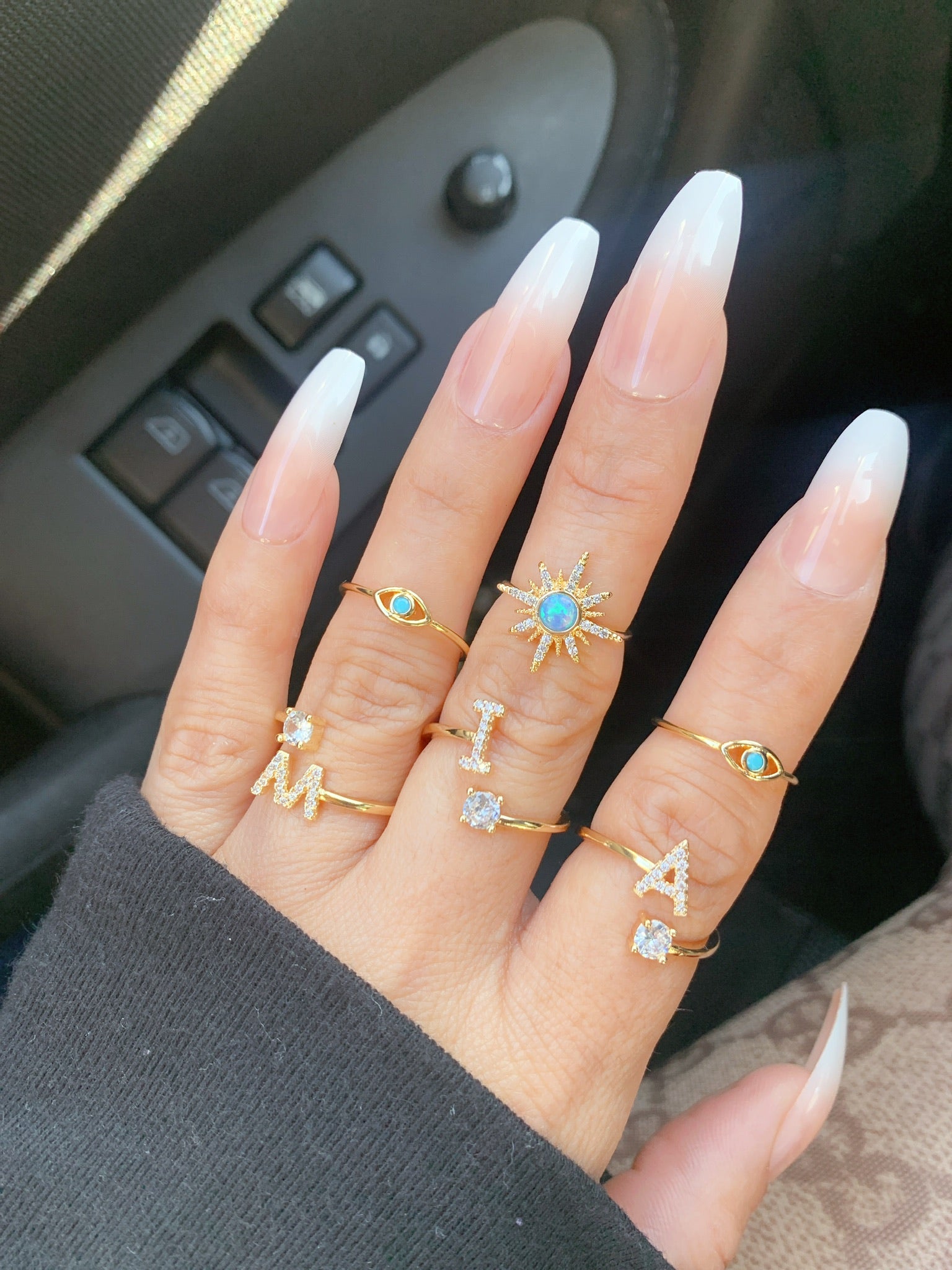 Anillo con inicial chapado en oro de 14 quilates