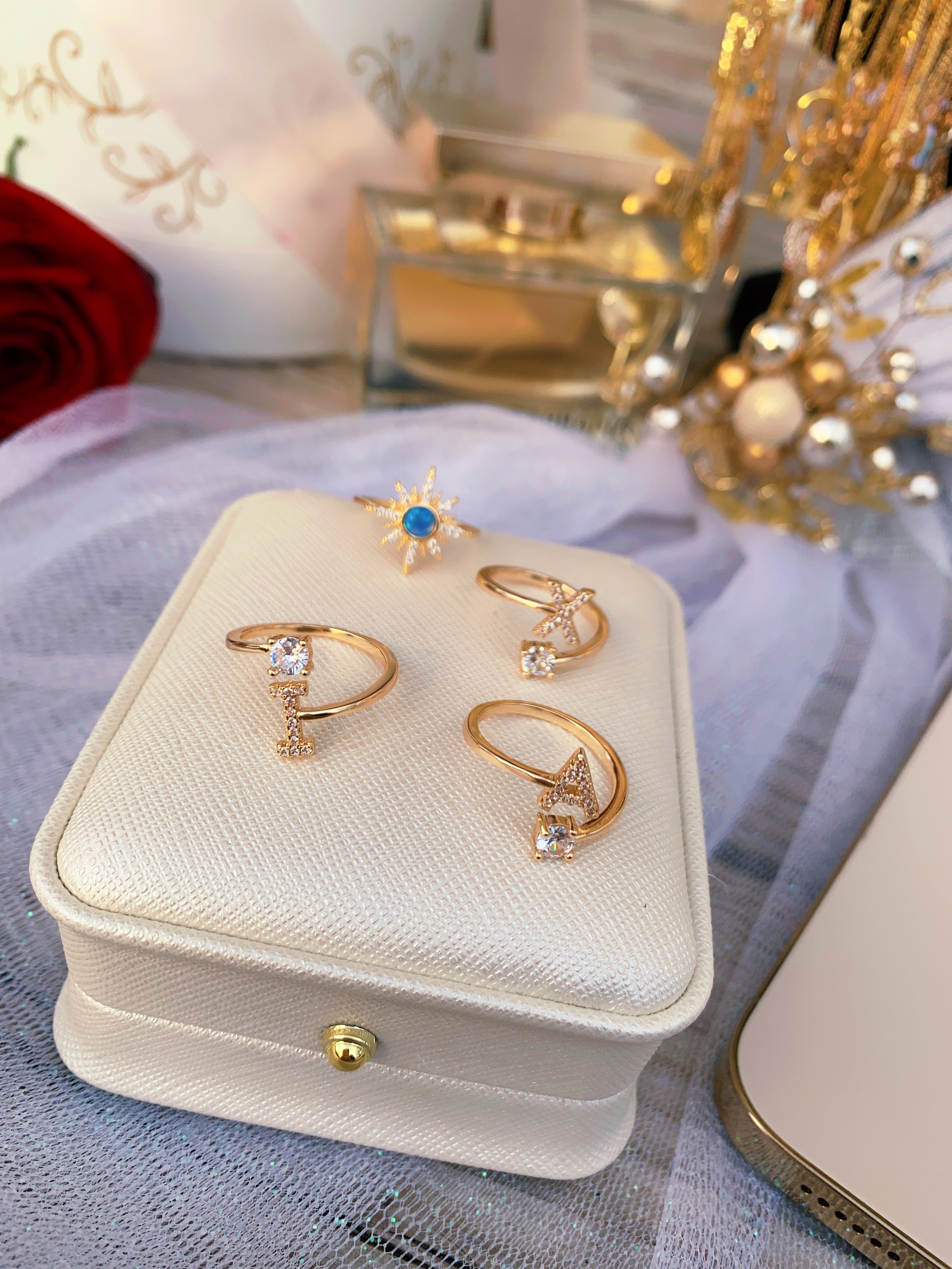 Anillo con inicial chapado en oro de 14 quilates