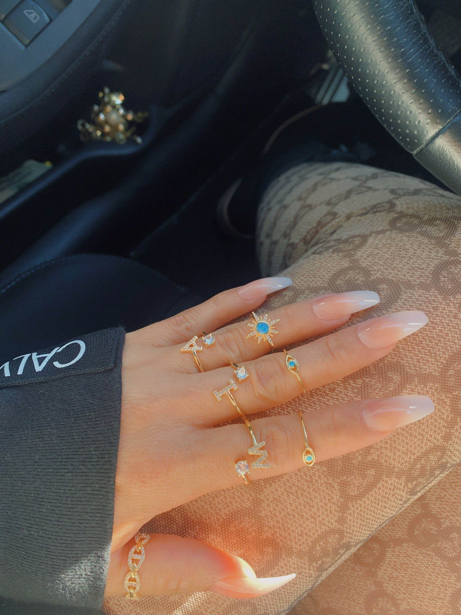 Anillo con inicial chapado en oro de 14 quilates