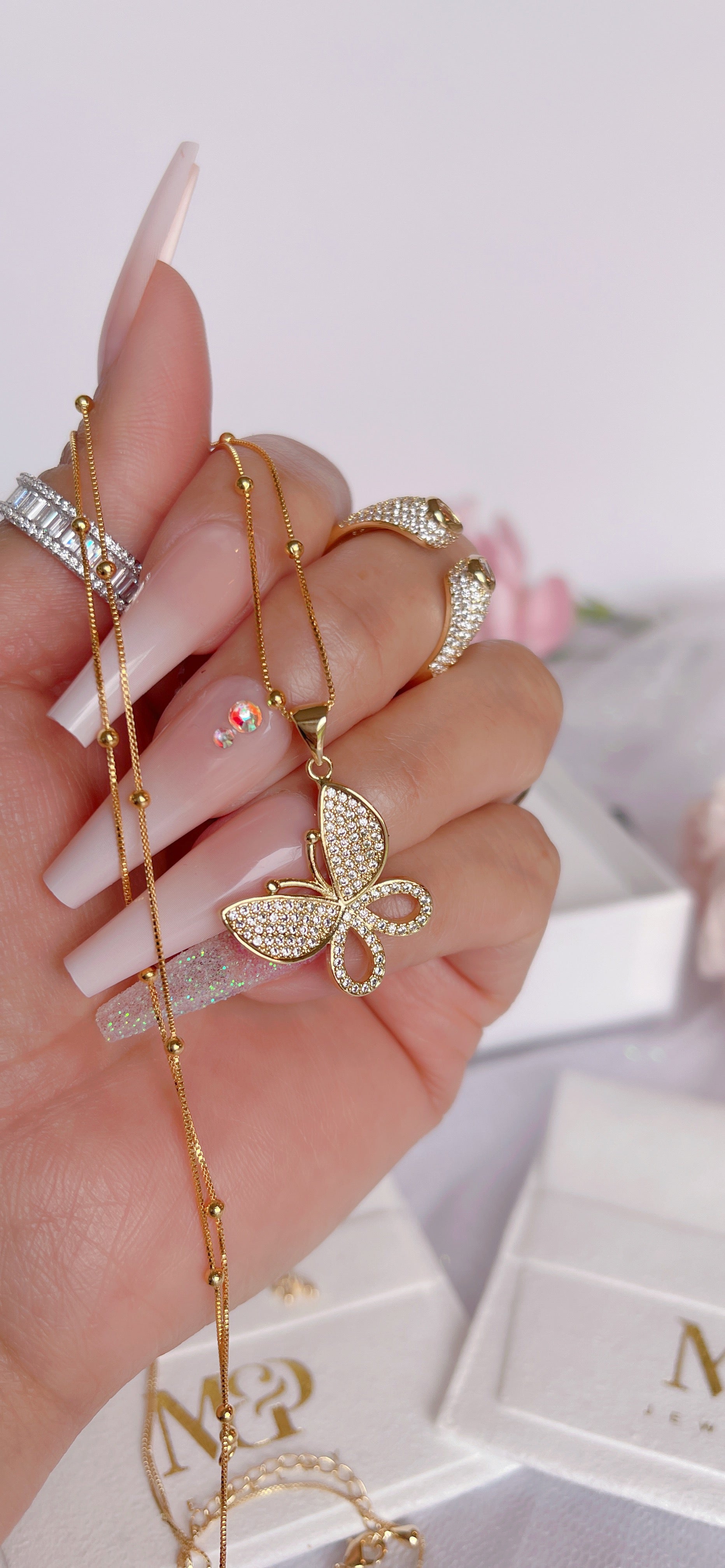 Collar de mariposa con pavé de diamantes