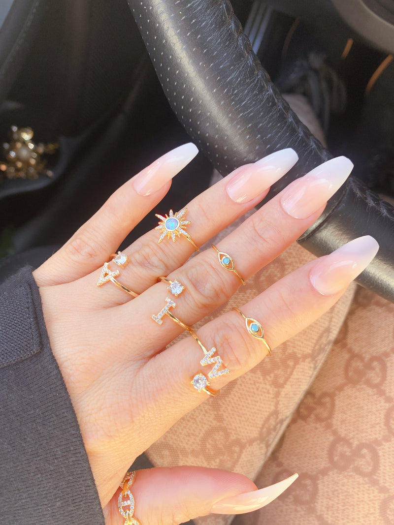 Anillo con inicial chapado en oro de 14 quilates