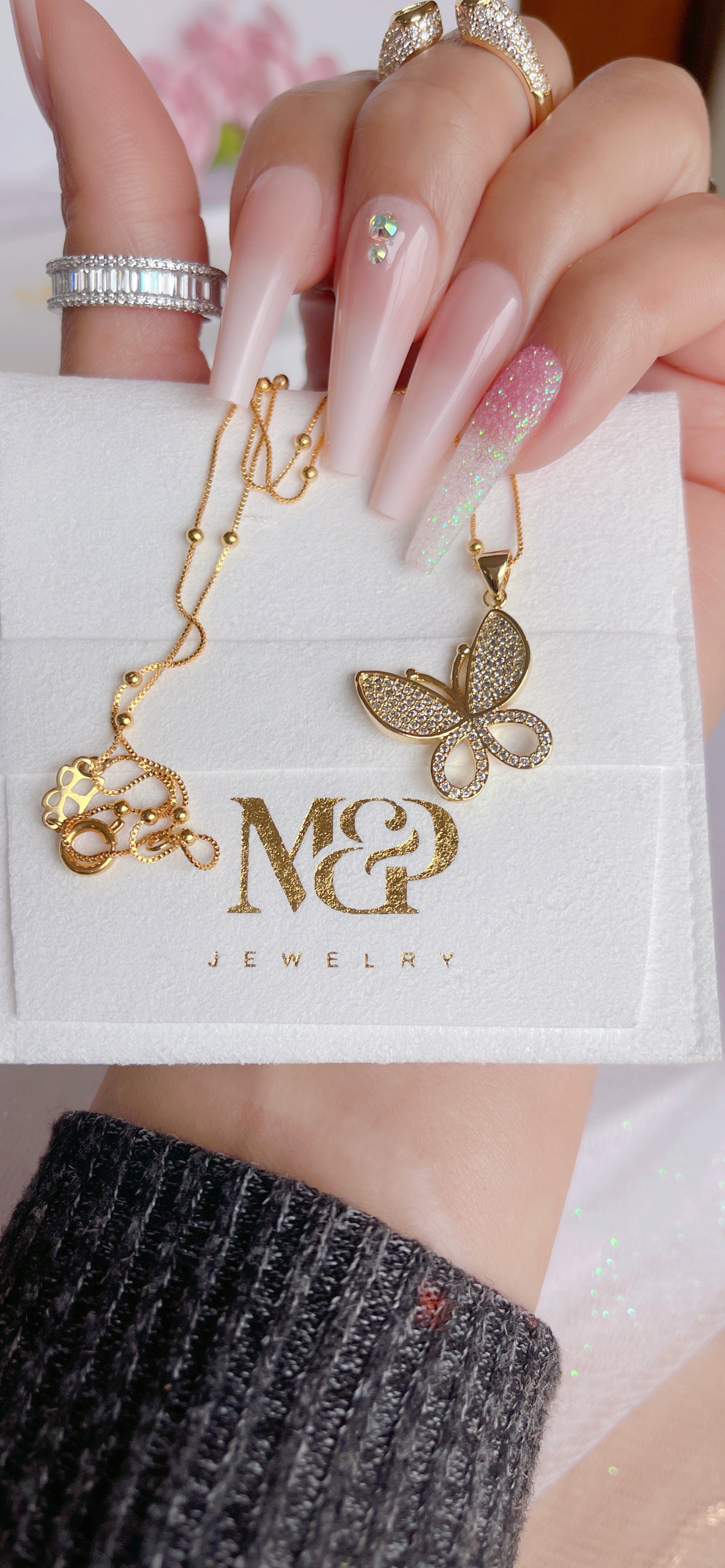 Collar de mariposa con pavé de diamantes