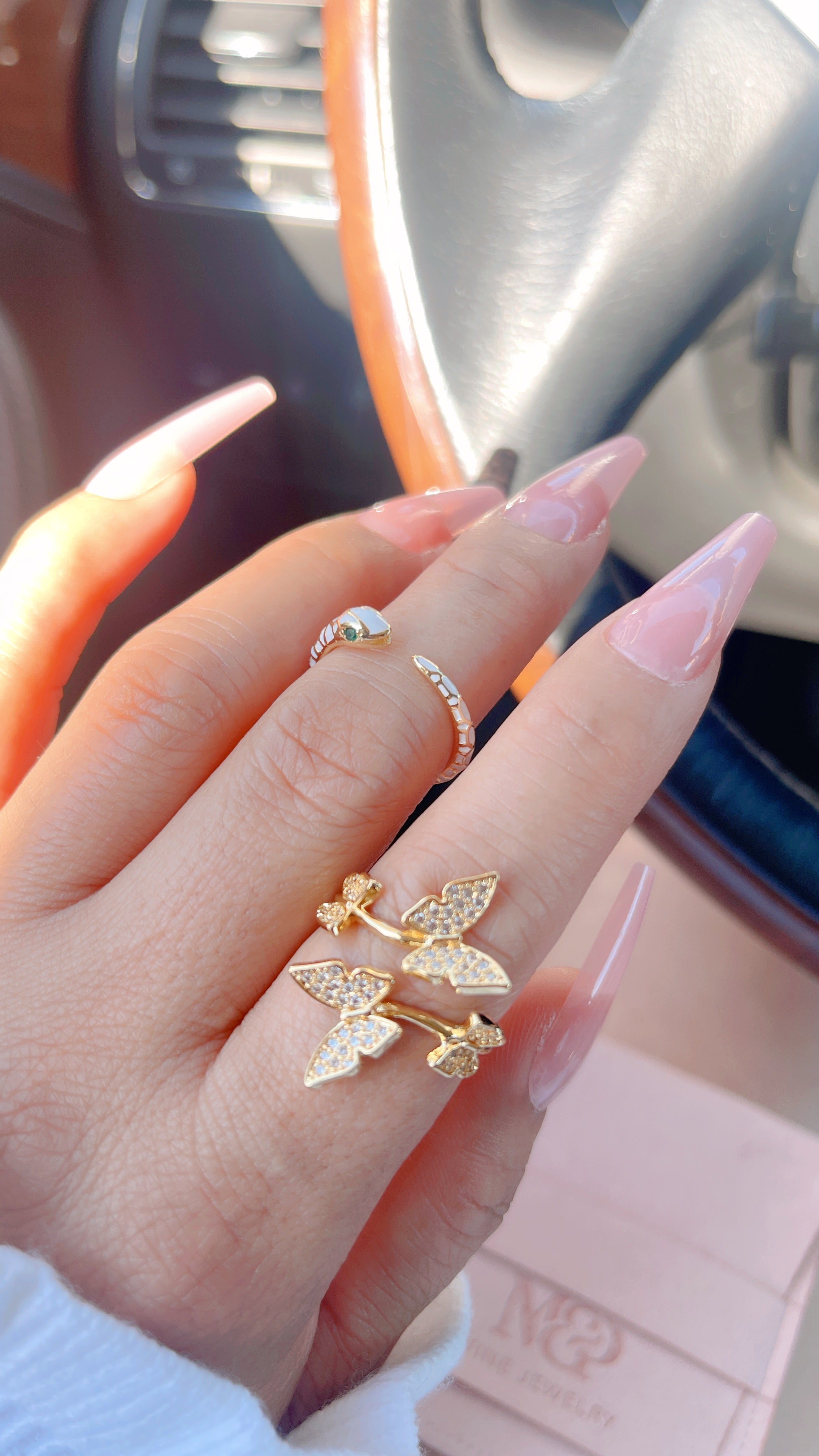 Anillo de serpiente minimalista blanco