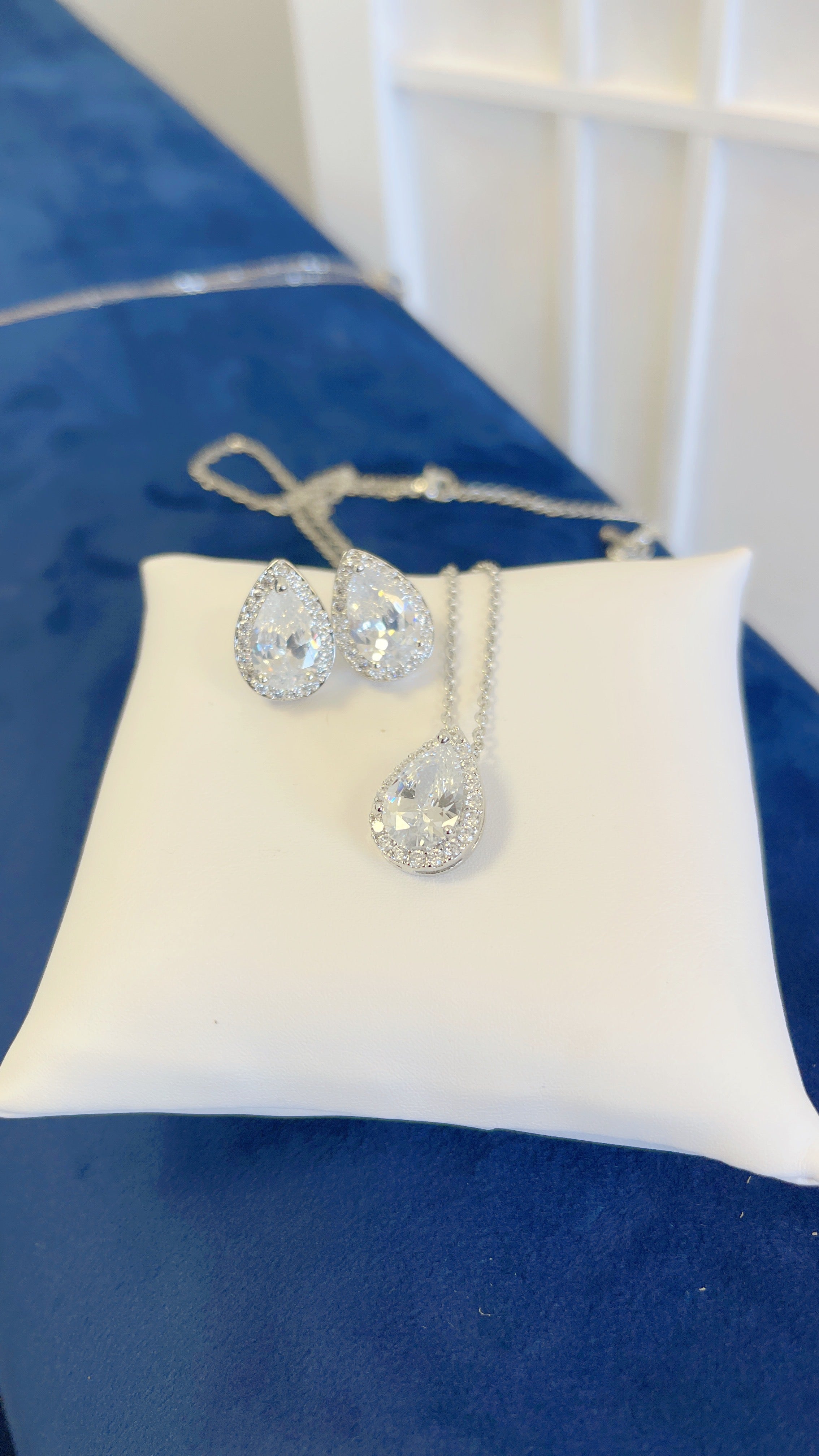 Tear Drop Silver Necklace Set