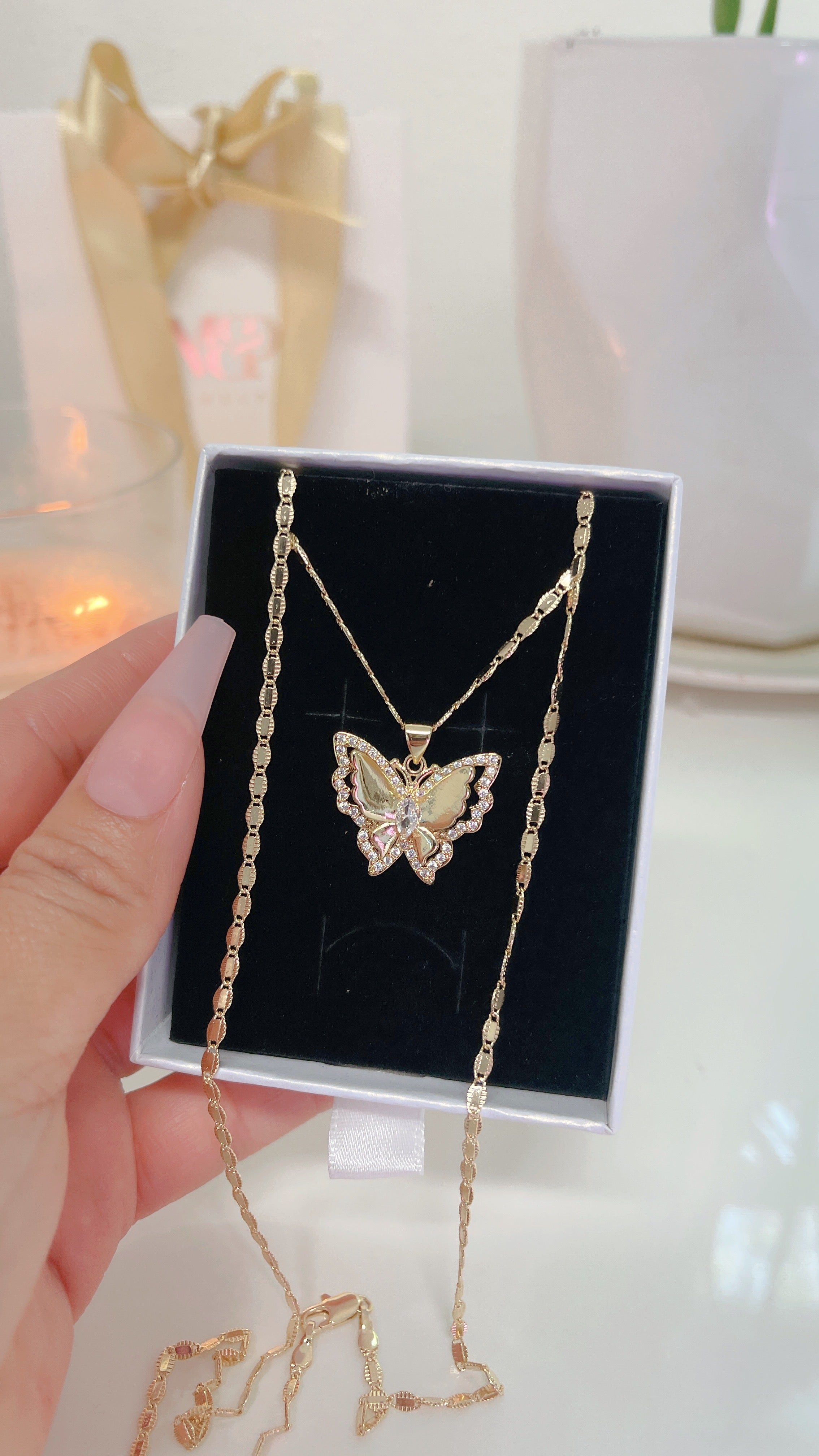 Collar de mariposa doble