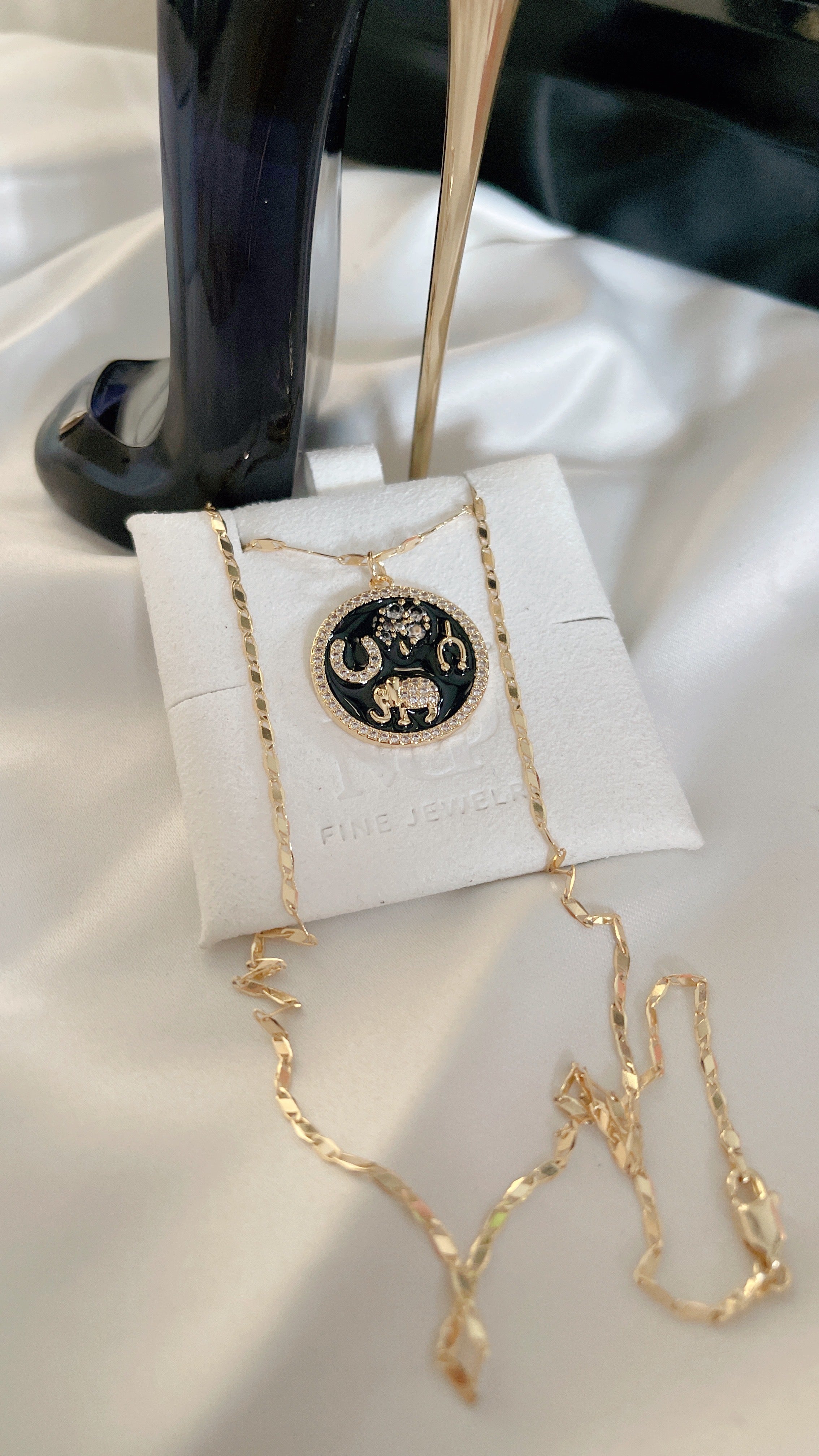 Collar de amuleto de la suerte negro