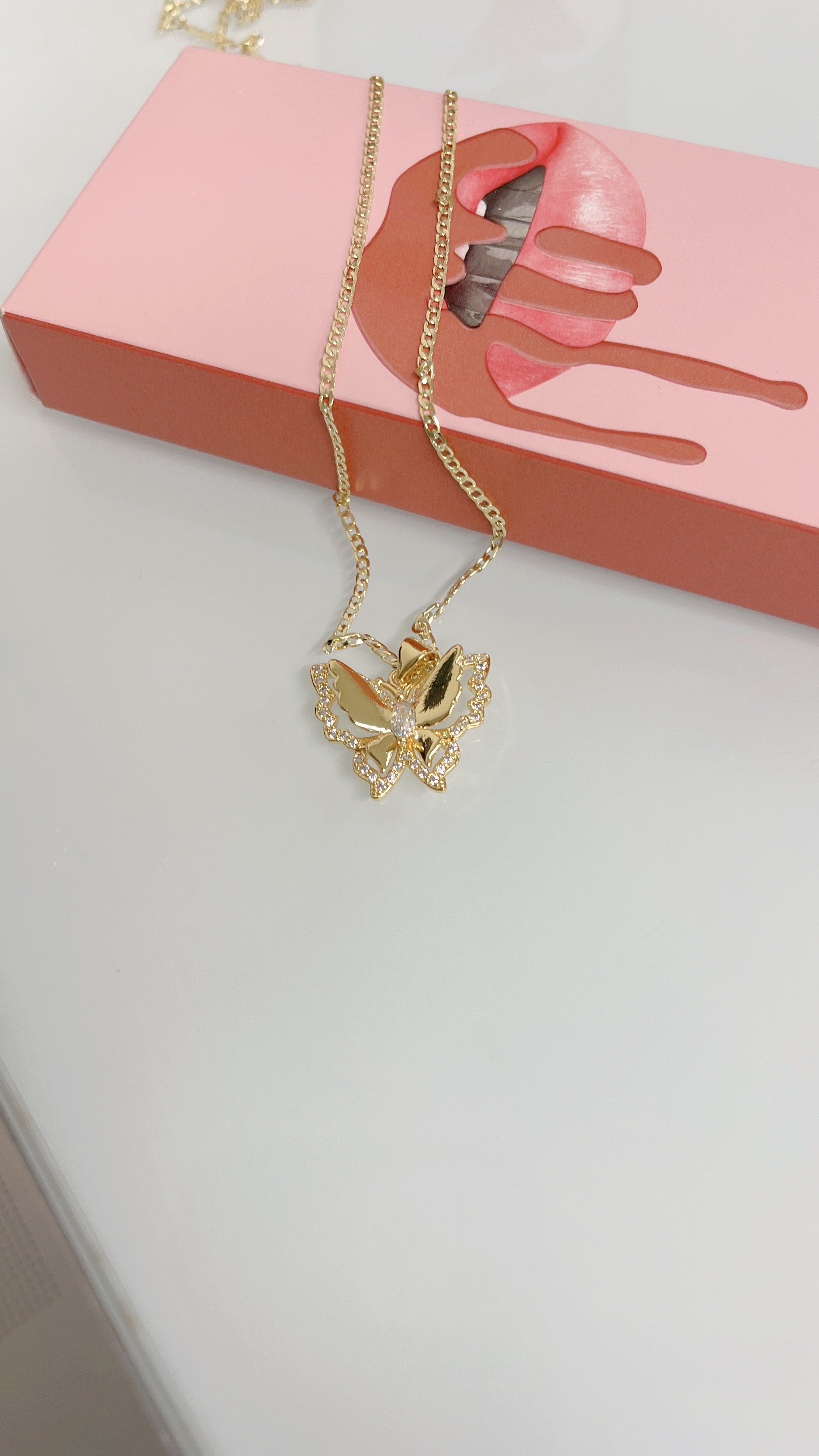 Collar de mariposa doble